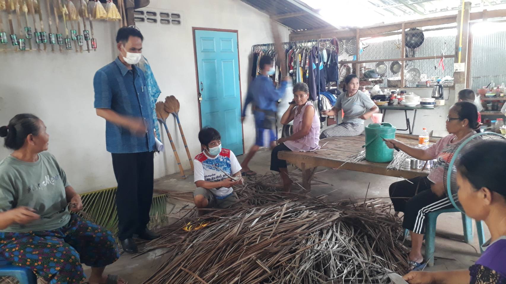พช.สกลนคร : คณะกรรมการธรรมาภิบาลจังหวัดสกลนคร ร่วมกันสอดส่องโครงการ “ขยายผล สืบสาน รักษา ต่อยอด  ศาสตร์พระราชา ยกระดับการพัฒนาหมู่บ้านเศรษฐกิจ พอเพียงต้นแบบจังหวัดสกลนคร”