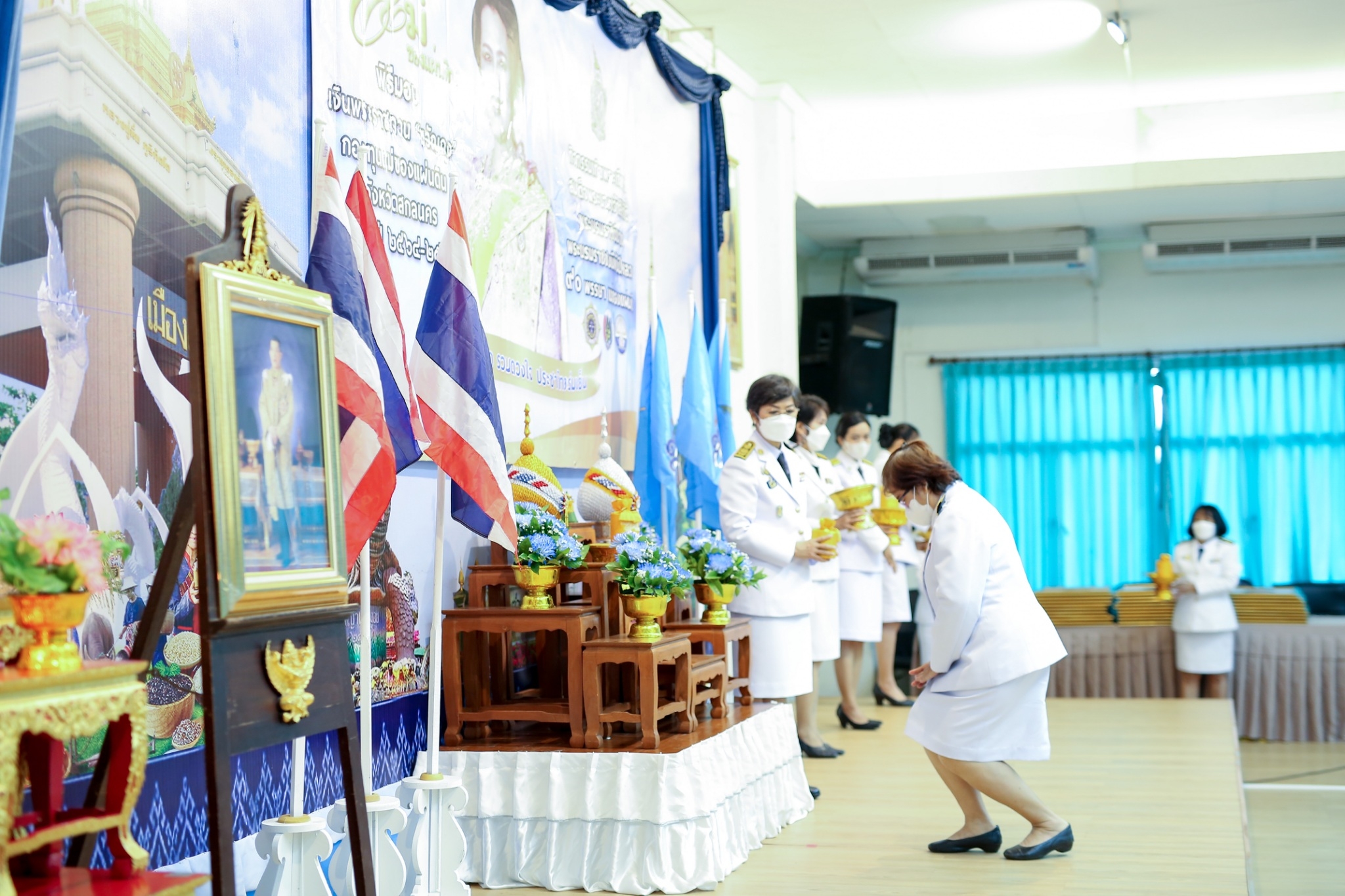 จังหวัดสกลนคร : จัดพิธีมอบเงินพระราชทานขวัญถุงกองทุนแม่ของแผ่นดิน เทิดพระเกียรติ สมเด็จพระนางเจ้าสิริกิติ์ พระบรมราชินีนาถ พระบรมราชชนนีพันปีหลวง ภายใต้แนวคิด ๙๐ พรรษา แม่ของแผ่นดิน “ร้อยความรัก รวมดวงใจ ประชาไทยร่มเย็น”