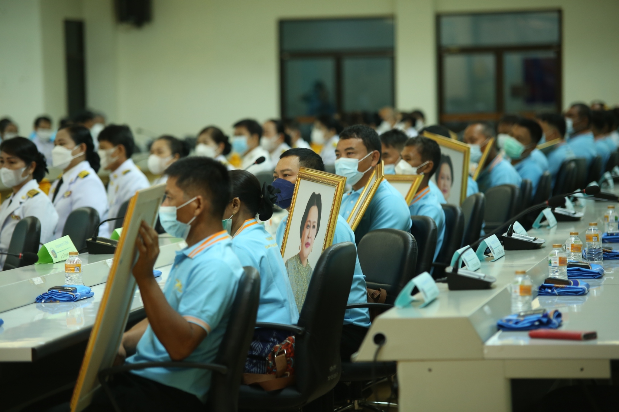จังหวัดสกลนคร : จัดพิธีมอบเงินพระราชทานขวัญถุงกองทุนแม่ของแผ่นดิน เทิดพระเกียรติ สมเด็จพระนางเจ้าสิริกิติ์ พระบรมราชินีนาถ พระบรมราชชนนีพันปีหลวง ภายใต้แนวคิด ๙๐ พรรษา แม่ของแผ่นดิน “ร้อยความรัก รวมดวงใจ ประชาไทยร่มเย็น”