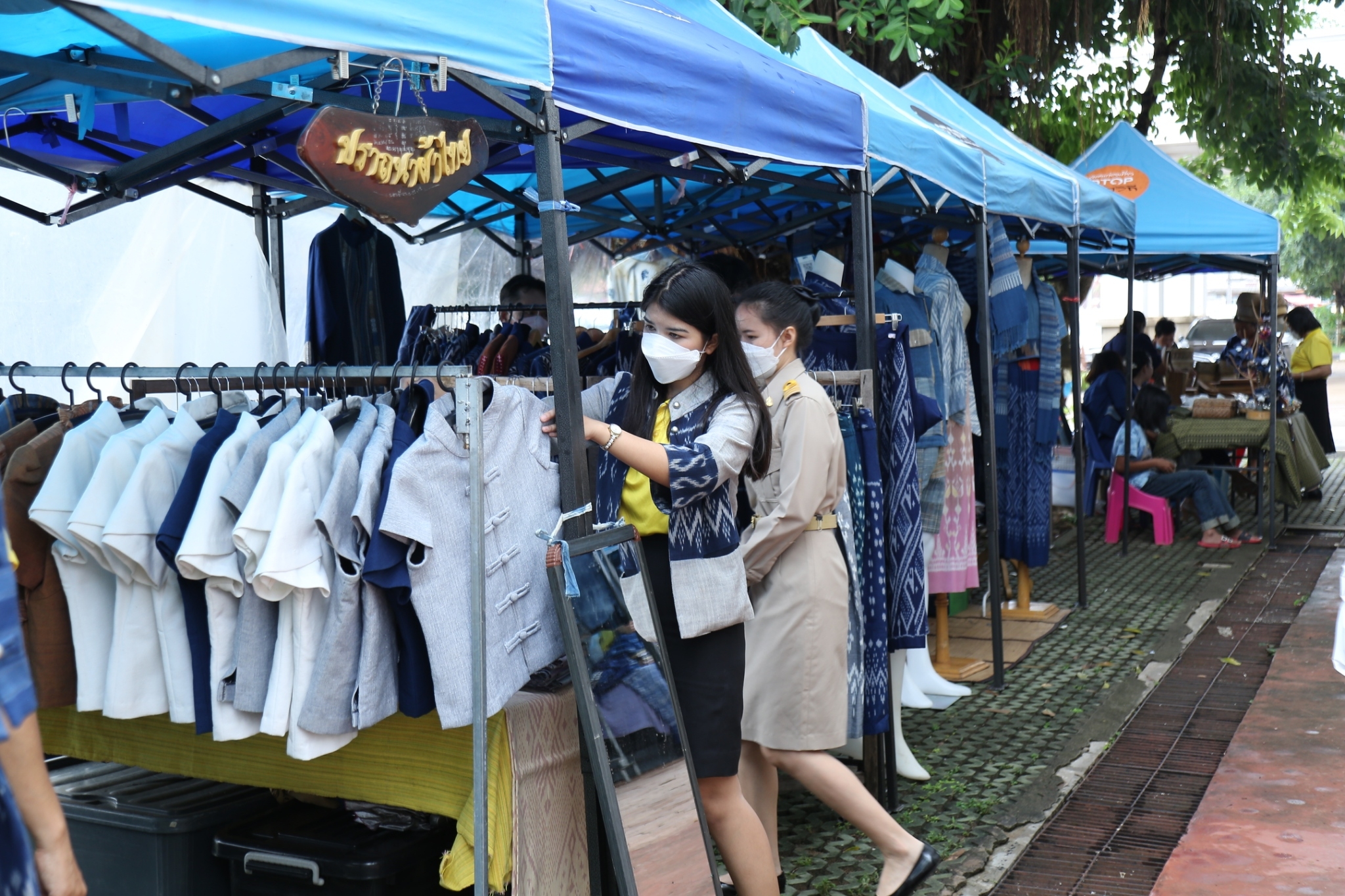 พช.สกลนคร:จัดตลาดนัดสินค้า OTOP สู้ภัยโควิด-19 เพื่อช่วยเหลือผู้ผลิต ผู้ประกอบการ OTOP ในเขตพื้นที่จังหวัดสกลนคร