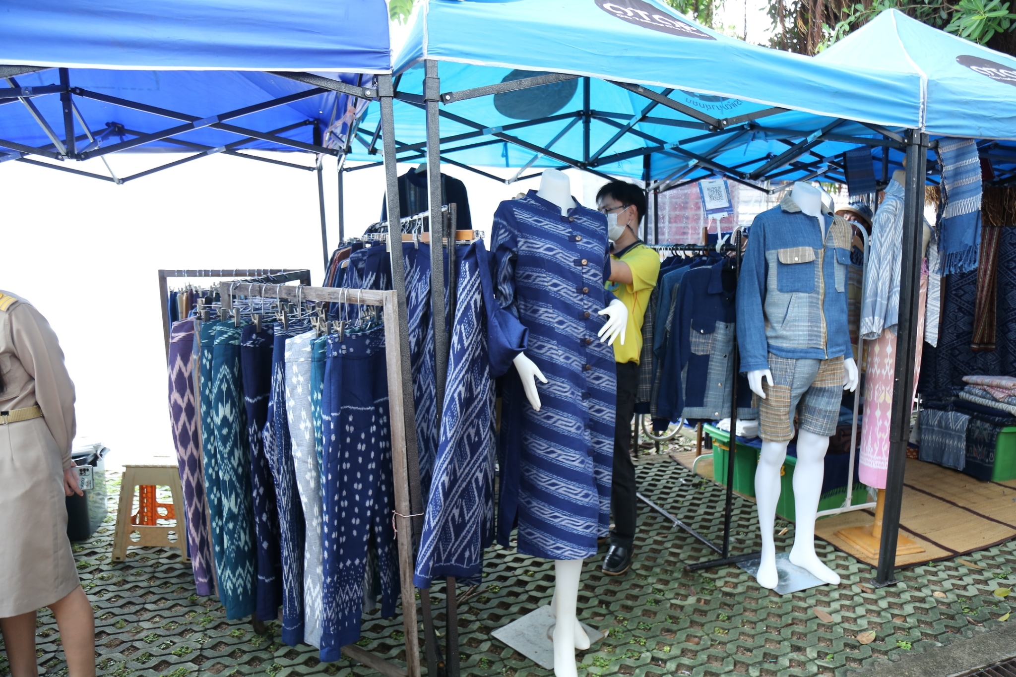 พช.สกลนคร:จัดตลาดนัดสินค้า OTOP สู้ภัยโควิด-19 เพื่อช่วยเหลือผู้ผลิต ผู้ประกอบการ OTOP ในเขตพื้นที่จังหวัดสกลนคร