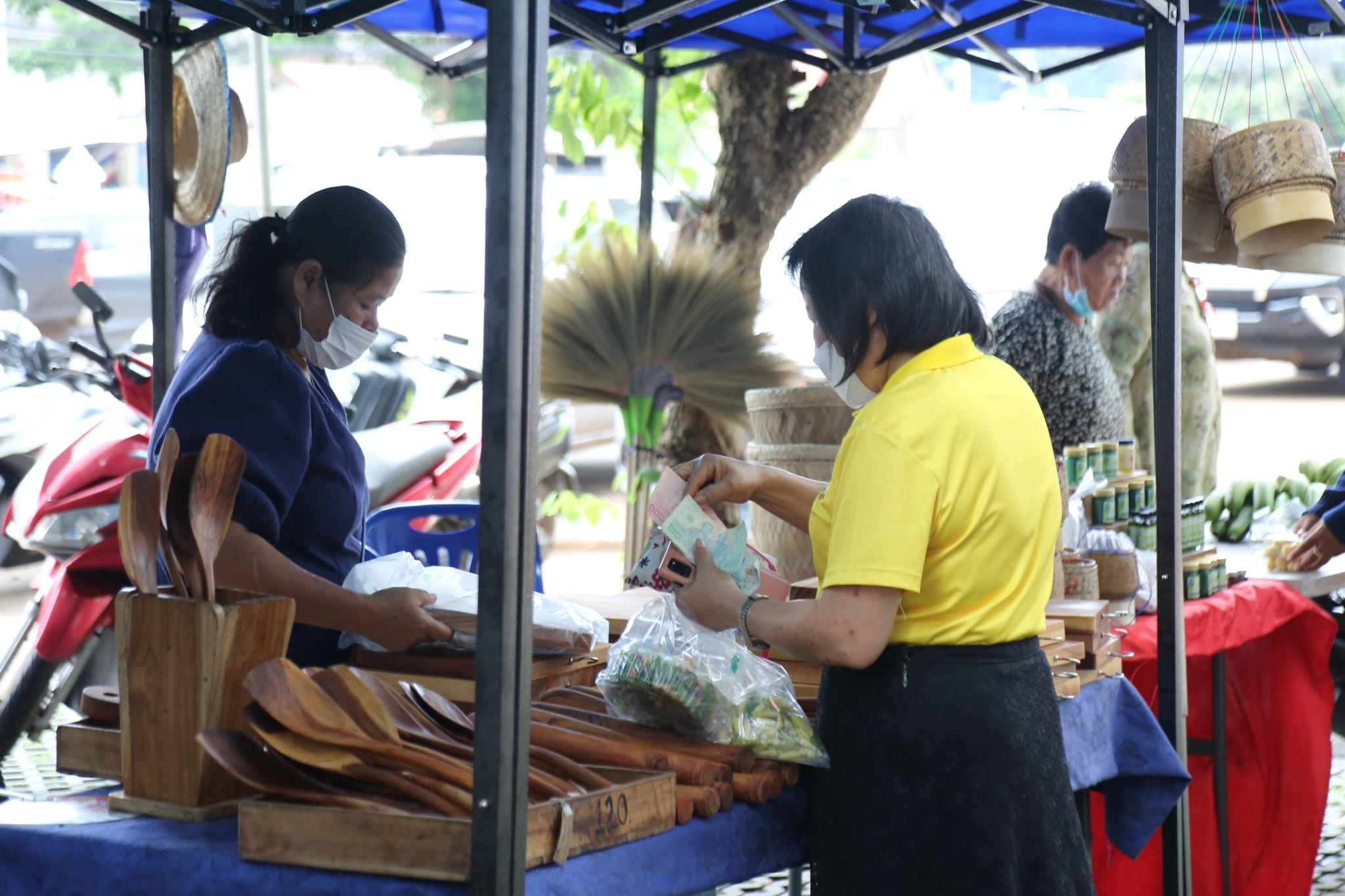 พช.สกลนคร:จัดตลาดนัดสินค้า OTOP สู้ภัยโควิด-19 เพื่อช่วยเหลือผู้ผลิต ผู้ประกอบการ OTOP ในเขตพื้นที่จังหวัดสกลนคร