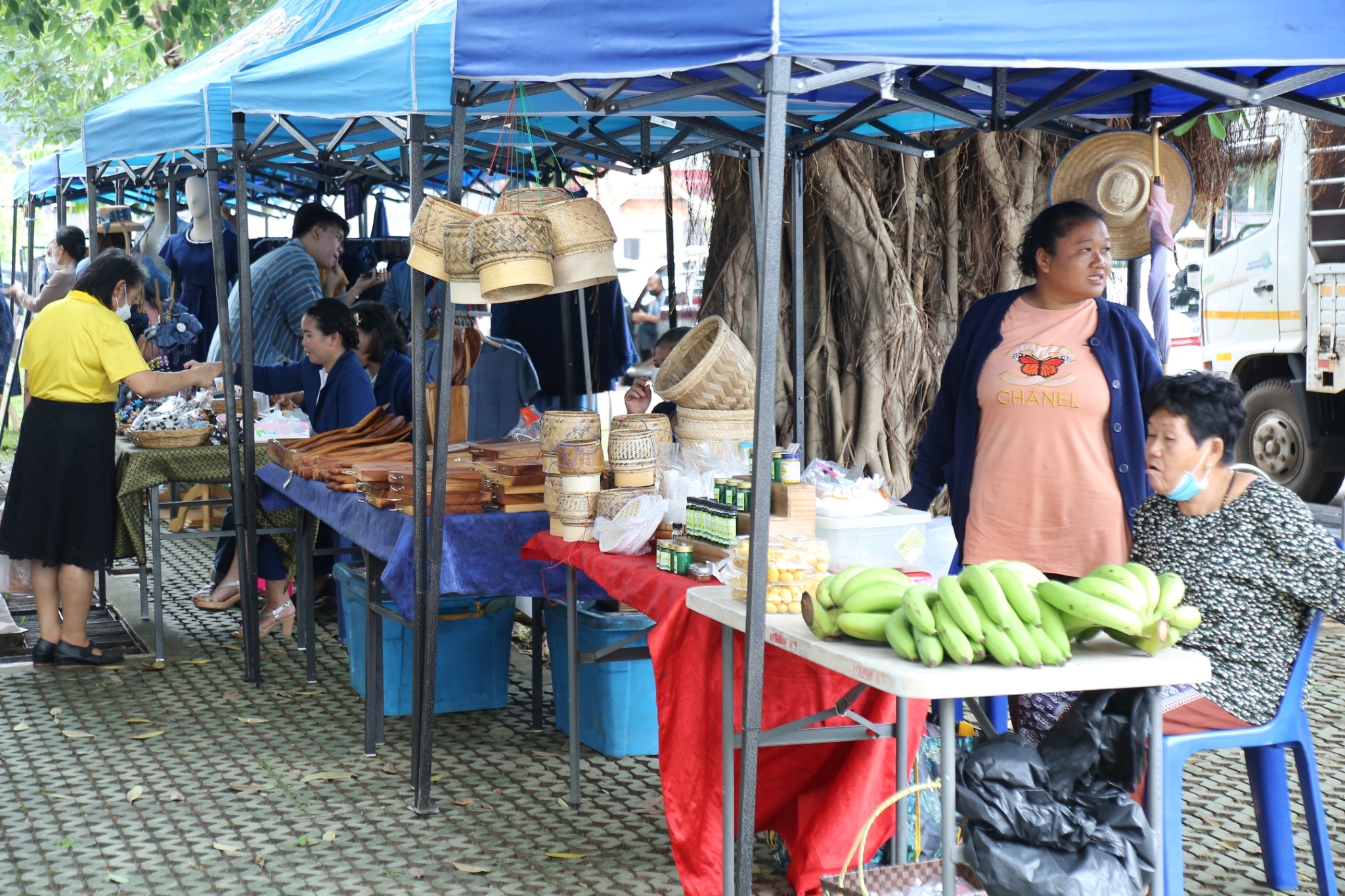 พช.สกลนคร:จัดตลาดนัดสินค้า OTOP สู้ภัยโควิด-19 เพื่อช่วยเหลือผู้ผลิต ผู้ประกอบการ OTOP ในเขตพื้นที่จังหวัดสกลนคร