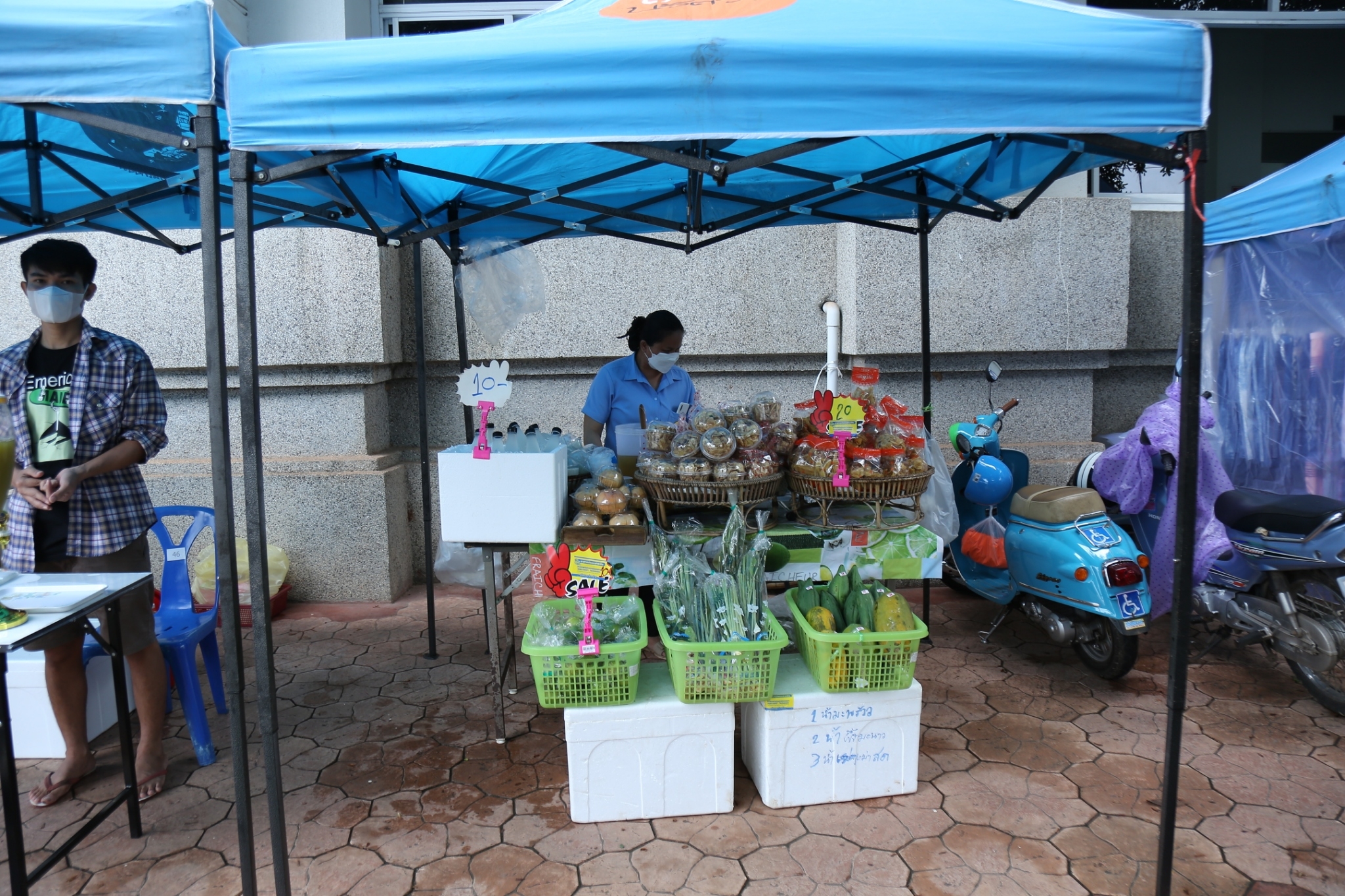 พช.สกลนคร:จัดตลาดนัดสินค้า OTOP สู้ภัยโควิด-19 เพื่อช่วยเหลือผู้ผลิต ผู้ประกอบการ OTOP ในเขตพื้นที่จังหวัดสกลนคร