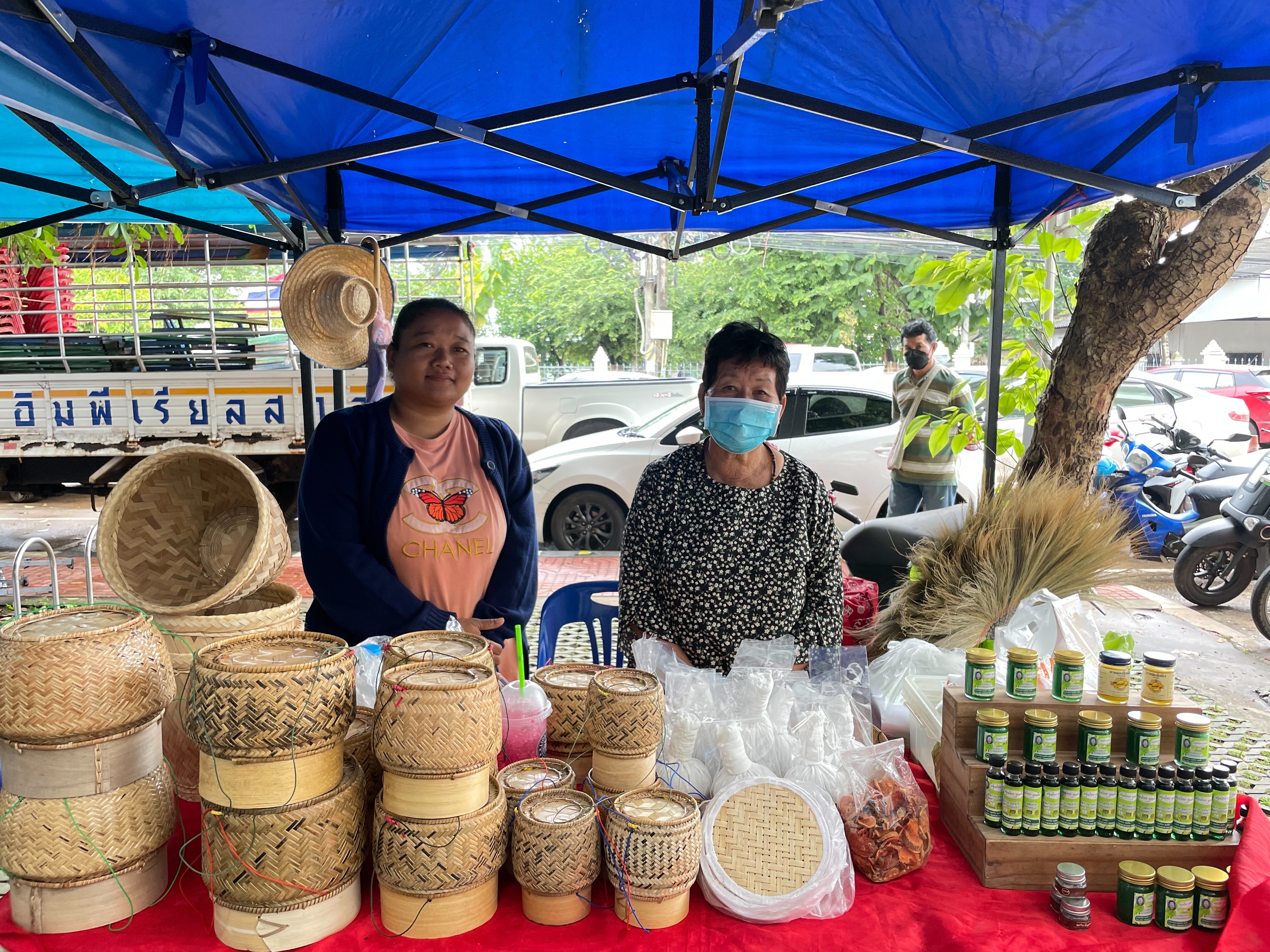 พช.สกลนคร:จัดตลาดนัดสินค้า OTOP สู้ภัยโควิด-19 เพื่อช่วยเหลือผู้ผลิต ผู้ประกอบการ OTOP ในเขตพื้นที่จังหวัดสกลนคร