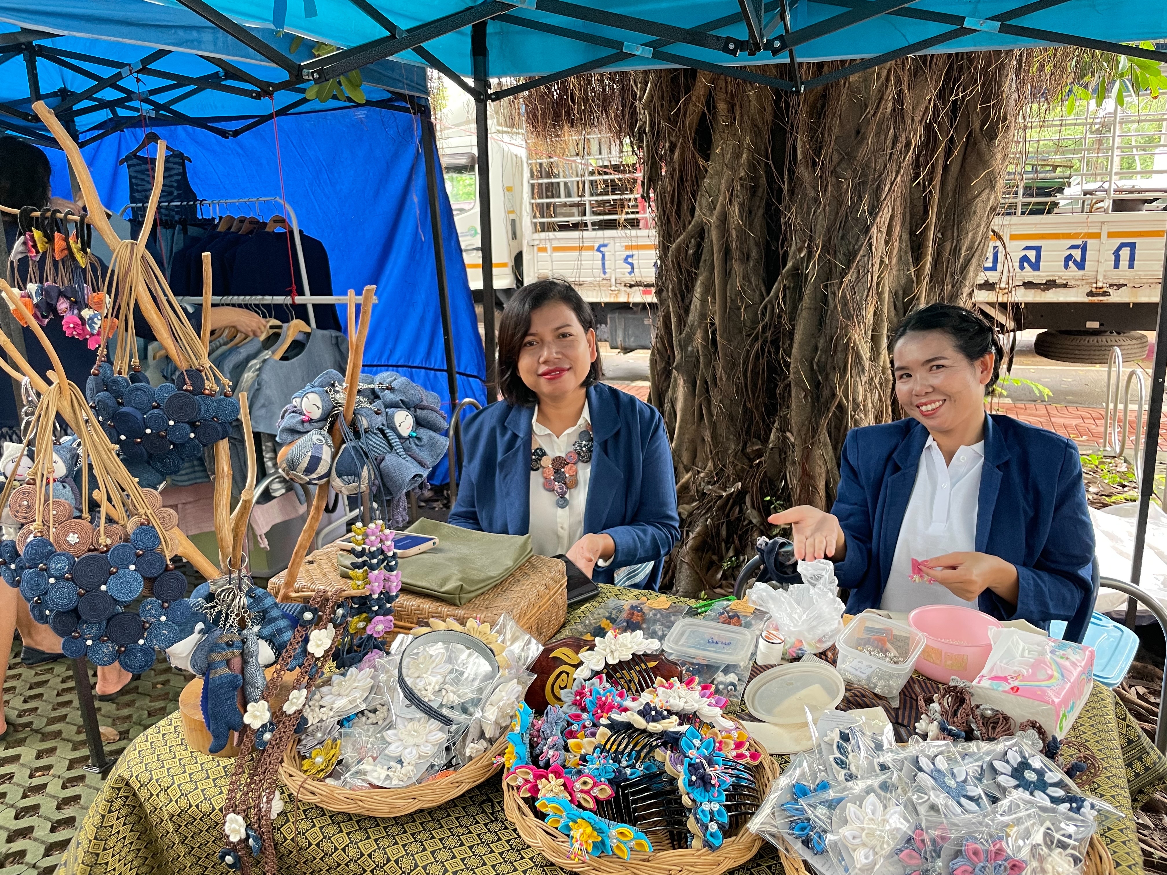 พช.สกลนคร:จัดตลาดนัดสินค้า OTOP สู้ภัยโควิด-19 เพื่อช่วยเหลือผู้ผลิต ผู้ประกอบการ OTOP ในเขตพื้นที่จังหวัดสกลนคร