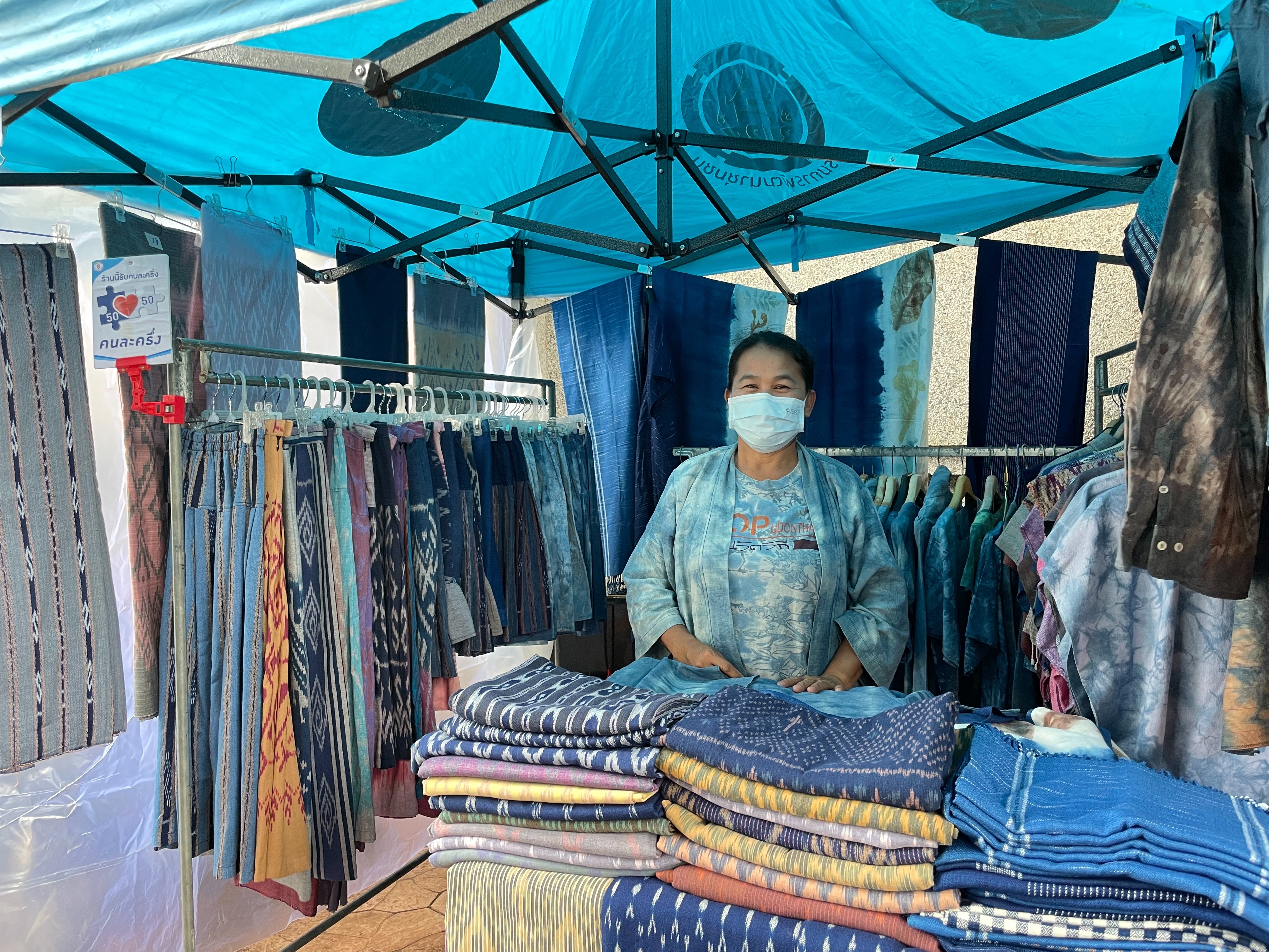 พช.สกลนคร:จัดตลาดนัดสินค้า OTOP สู้ภัยโควิด-19 เพื่อช่วยเหลือผู้ผลิต ผู้ประกอบการ OTOP ในเขตพื้นที่จังหวัดสกลนคร