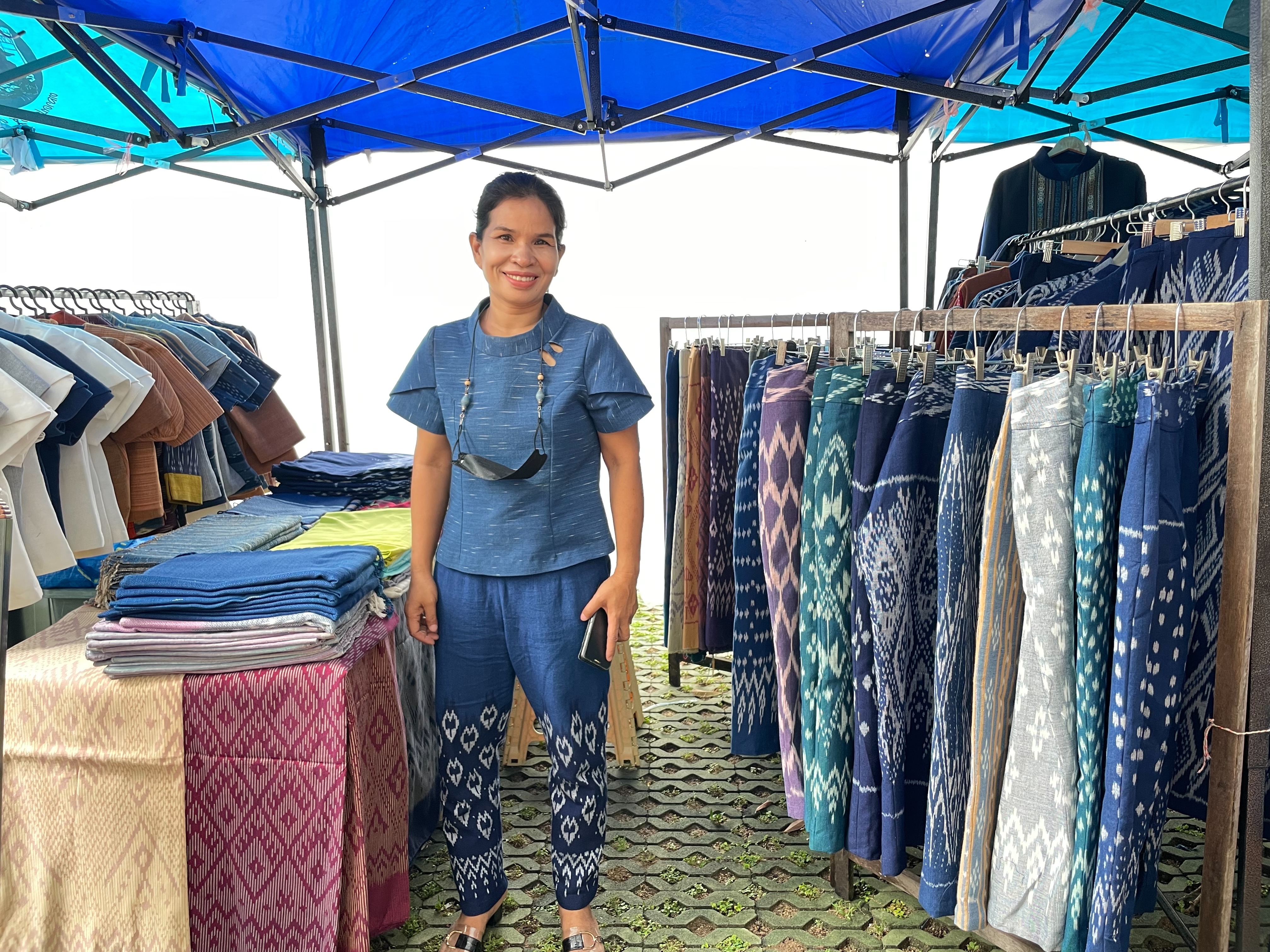 พช.สกลนคร:จัดตลาดนัดสินค้า OTOP สู้ภัยโควิด-19 เพื่อช่วยเหลือผู้ผลิต ผู้ประกอบการ OTOP ในเขตพื้นที่จังหวัดสกลนคร