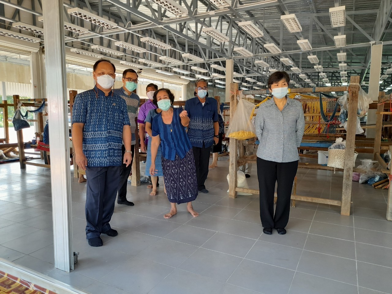 ผู้ว่าราชการจังหวัดสกลนคร : ติดตามการดำเนินงานโครงการเพิ่มศักยภาพศูนย์เรียนรู้ผ้าย้อมคราม บ้านดอนกอย “วิชชาลัยดอนกอย วิถีแห่งการพัฒนาที่ยั่งยืน”