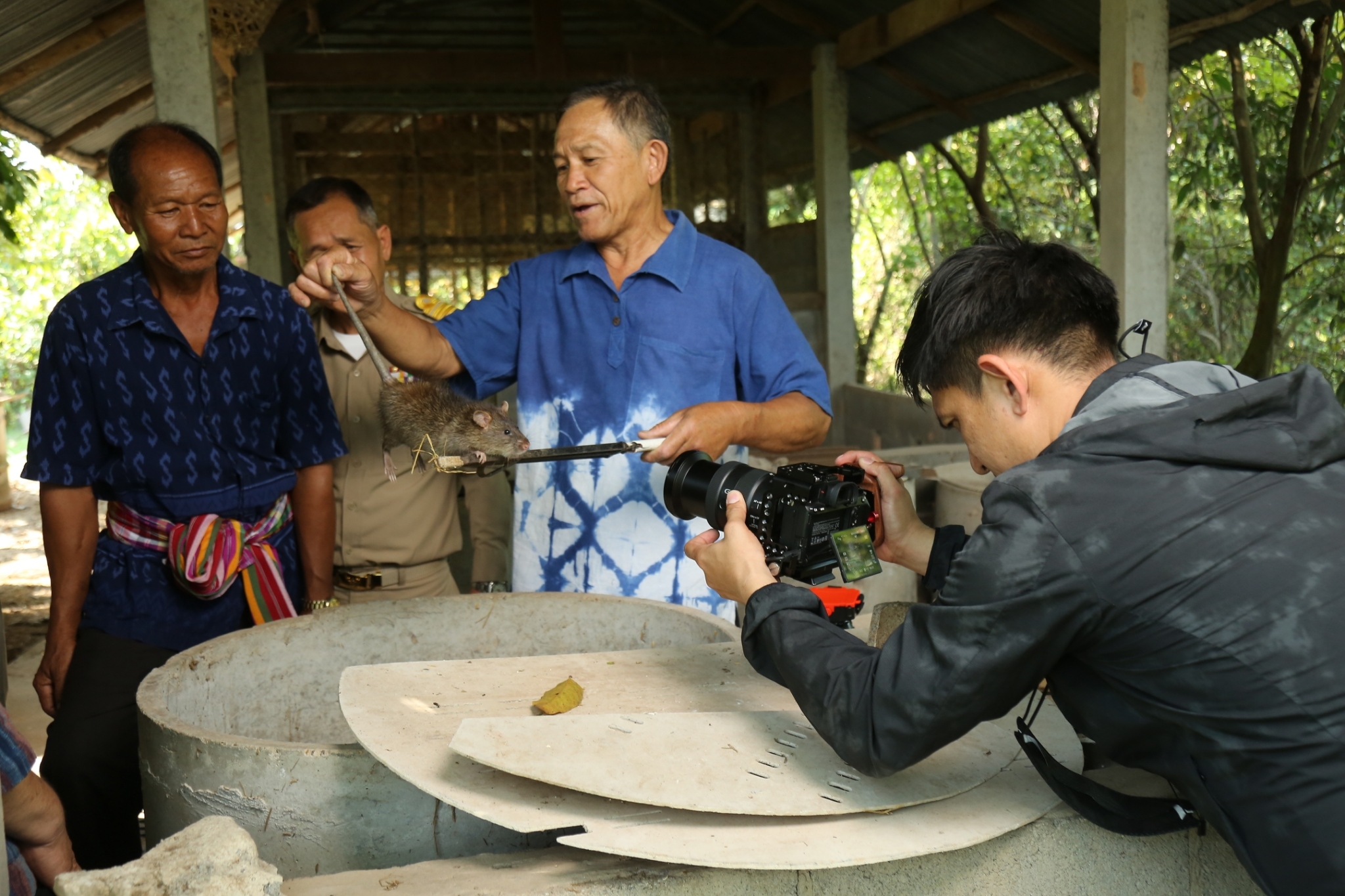 พัฒนาการจังหวัดสกลนคร : สนับสนุนการถ่ายทำวีดิทัศน์ผลสำเร็จโครงการ 9 ; 10 ปฏิบัติบูชา “สืบสาน รักษา ต่อยอด” เพื่อพัฒนาชุมชน ประจำปี 2565