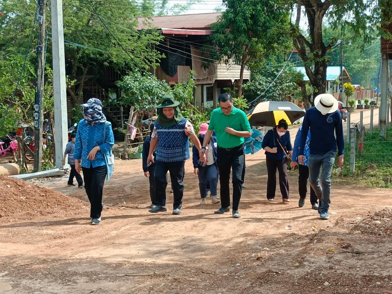 ผู้ว่าราชการจังหวัดสกลนคร ตรวจเยี่ยมการพัฒนาศูนย์เรียนรู้ผ้าย้อมคราม “วิชชาลัยดอนกอย วิถีแห่งการพัฒนาที่ยั่งยืน”
