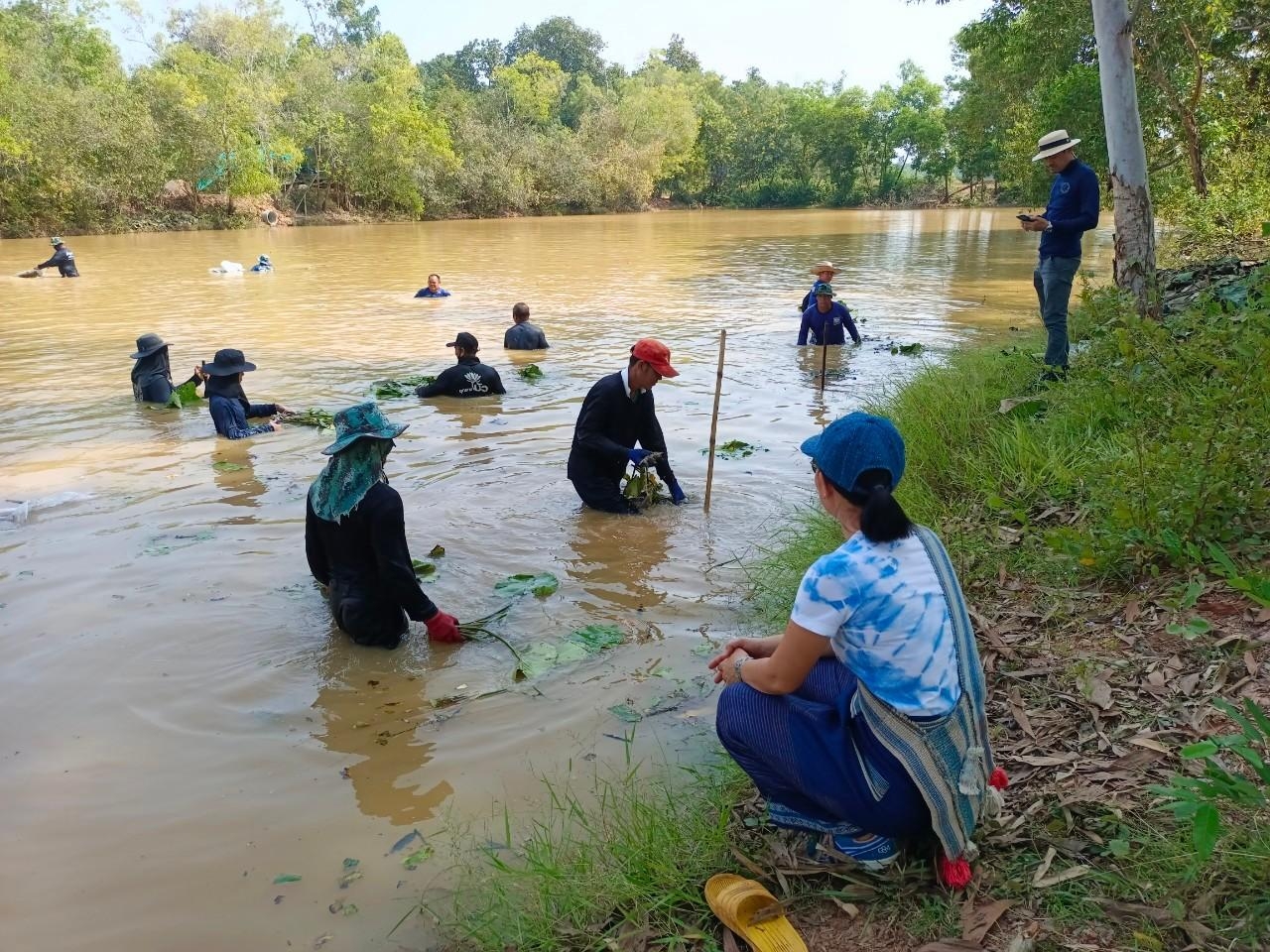 ผู้ว่าราชการจังหวัดสกลนคร ตรวจเยี่ยมการพัฒนาศูนย์เรียนรู้ผ้าย้อมคราม “วิชชาลัยดอนกอย วิถีแห่งการพัฒนาที่ยั่งยืน”