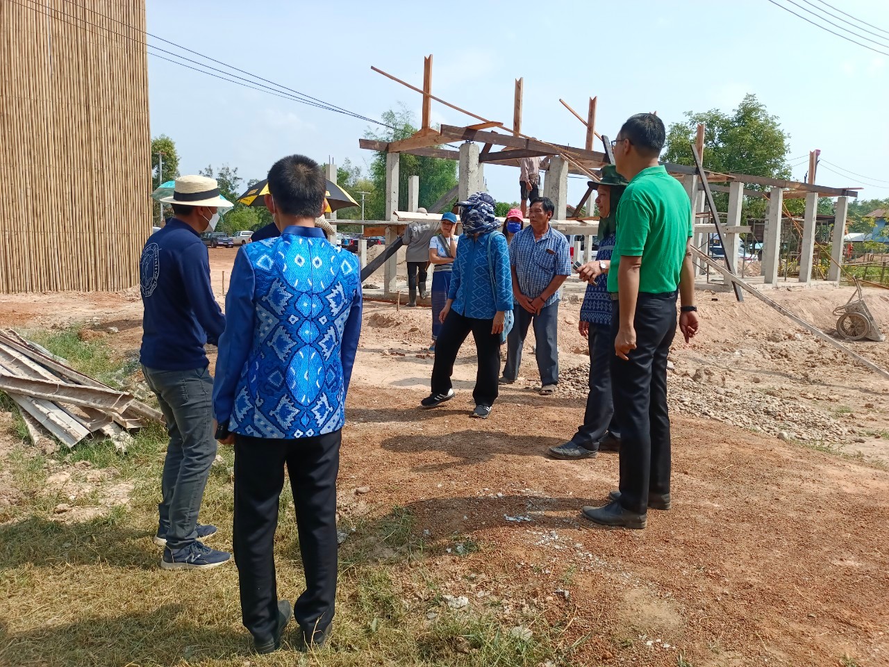 ผู้ว่าราชการจังหวัดสกลนคร ตรวจเยี่ยมการพัฒนาศูนย์เรียนรู้ผ้าย้อมคราม “วิชชาลัยดอนกอย วิถีแห่งการพัฒนาที่ยั่งยืน”