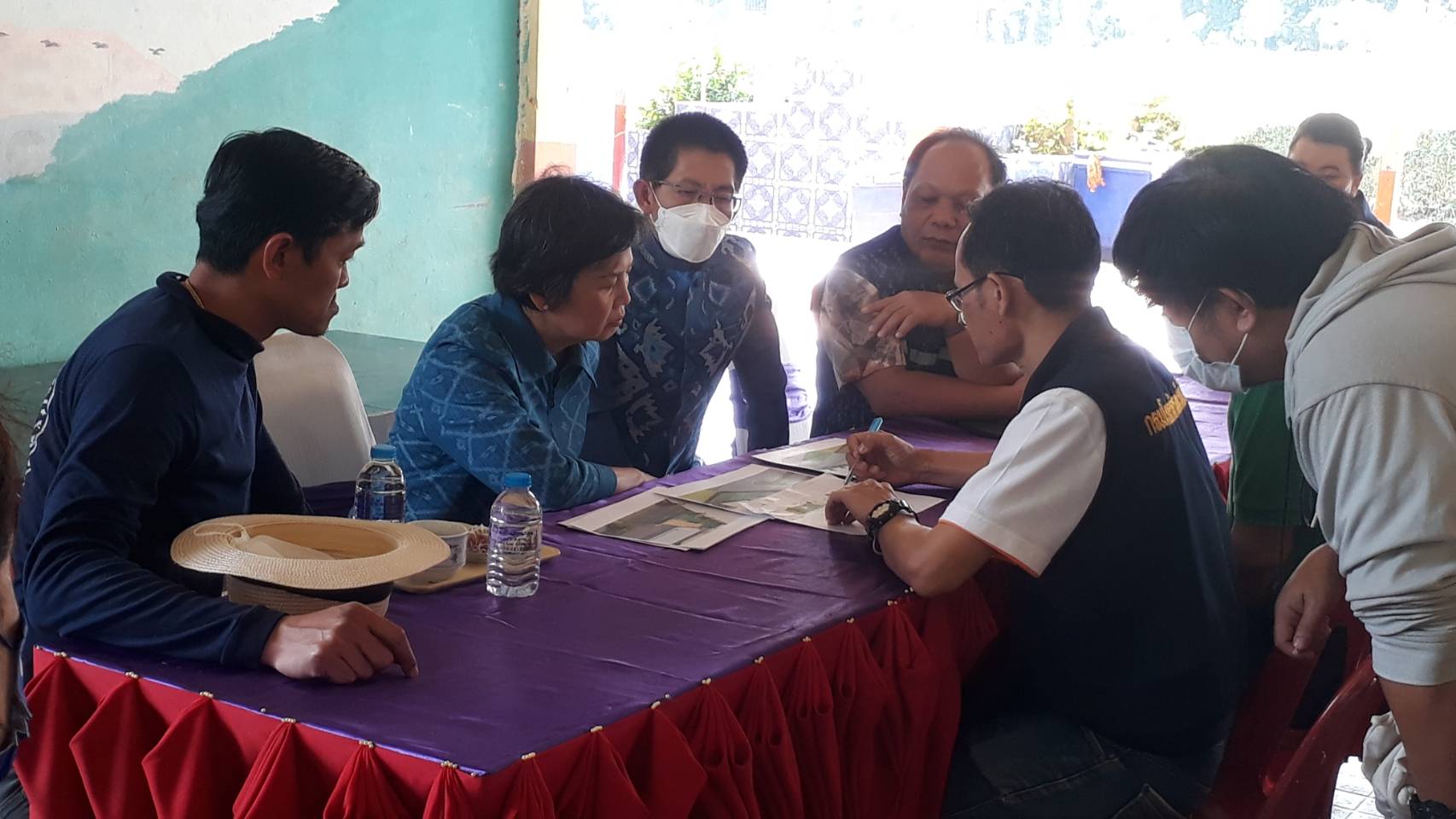 ผู้ว่าราชการจังหวัดสกลนคร ตรวจเยี่ยมการพัฒนาศูนย์เรียนรู้ผ้าย้อมคราม “วิชชาลัยดอนกอย วิถีแห่งการพัฒนาที่ยั่งยืน”