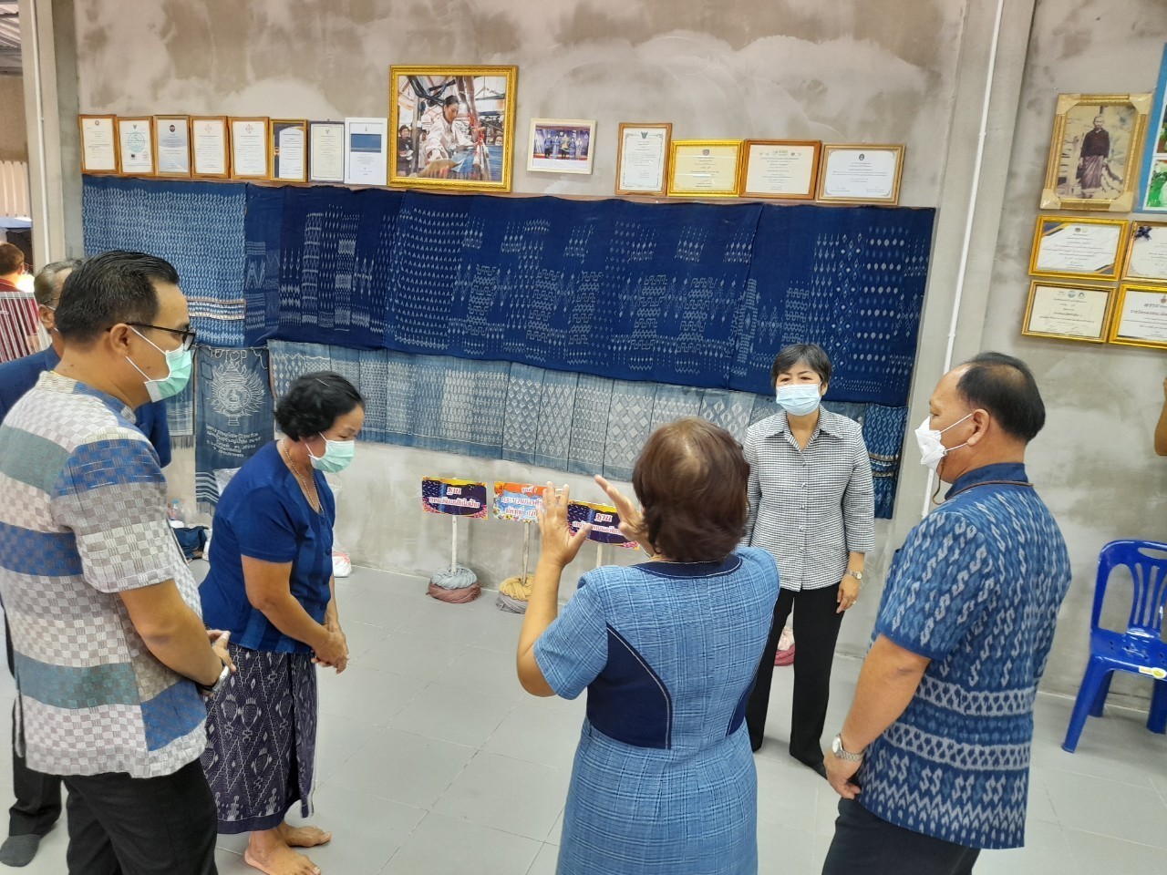 ผู้ว่าราชการจังหวัดสกลนคร : ติดตามการดำเนินงานโครงการเพิ่มศักยภาพศูนย์เรียนรู้ผ้าย้อมคราม บ้านดอนกอย “วิชชาลัยดอนกอย วิถีแห่งการพัฒนาที่ยั่งยืน”