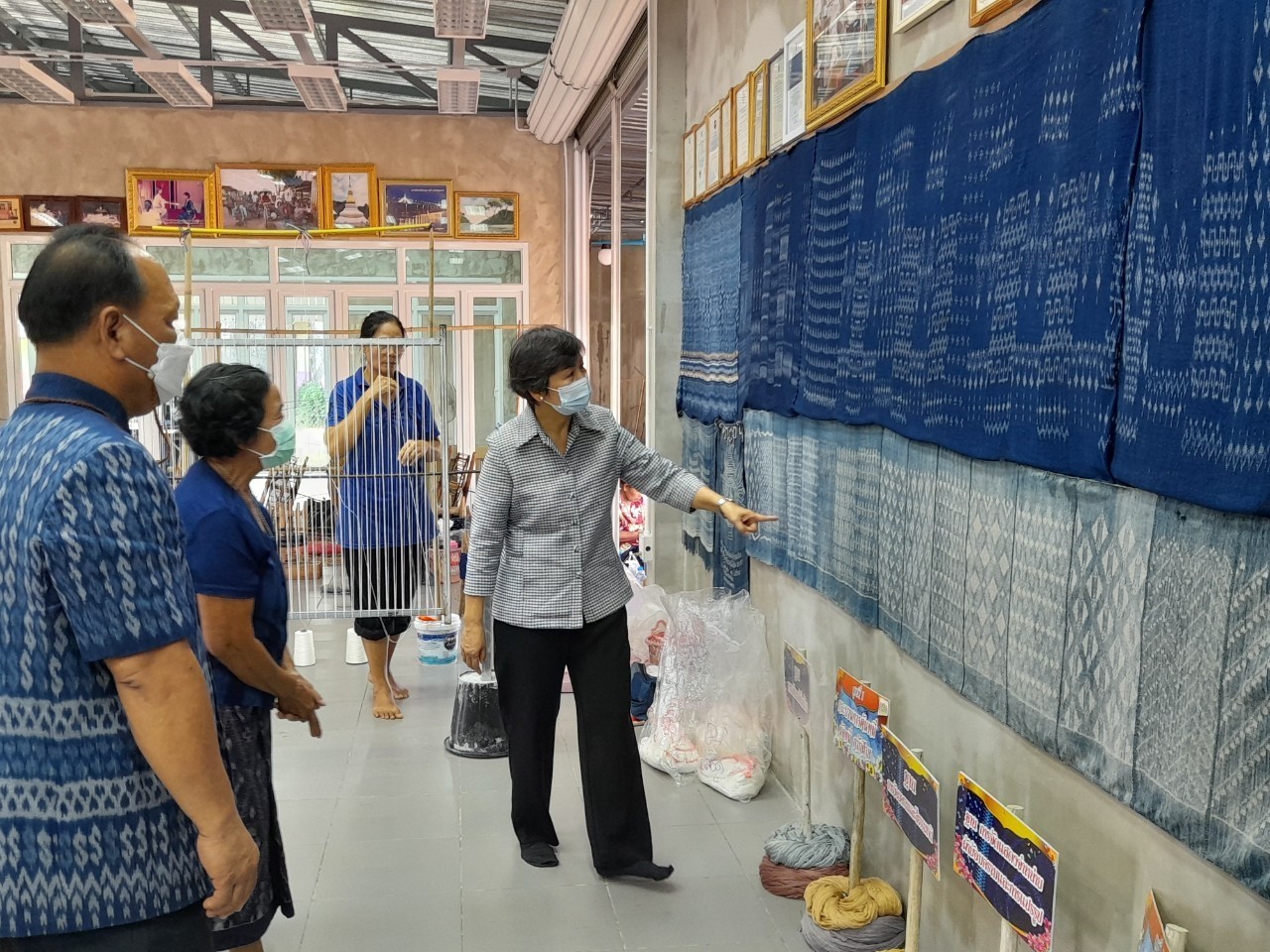 ผู้ว่าราชการจังหวัดสกลนคร : ติดตามการดำเนินงานโครงการเพิ่มศักยภาพศูนย์เรียนรู้ผ้าย้อมคราม บ้านดอนกอย “วิชชาลัยดอนกอย วิถีแห่งการพัฒนาที่ยั่งยืน”