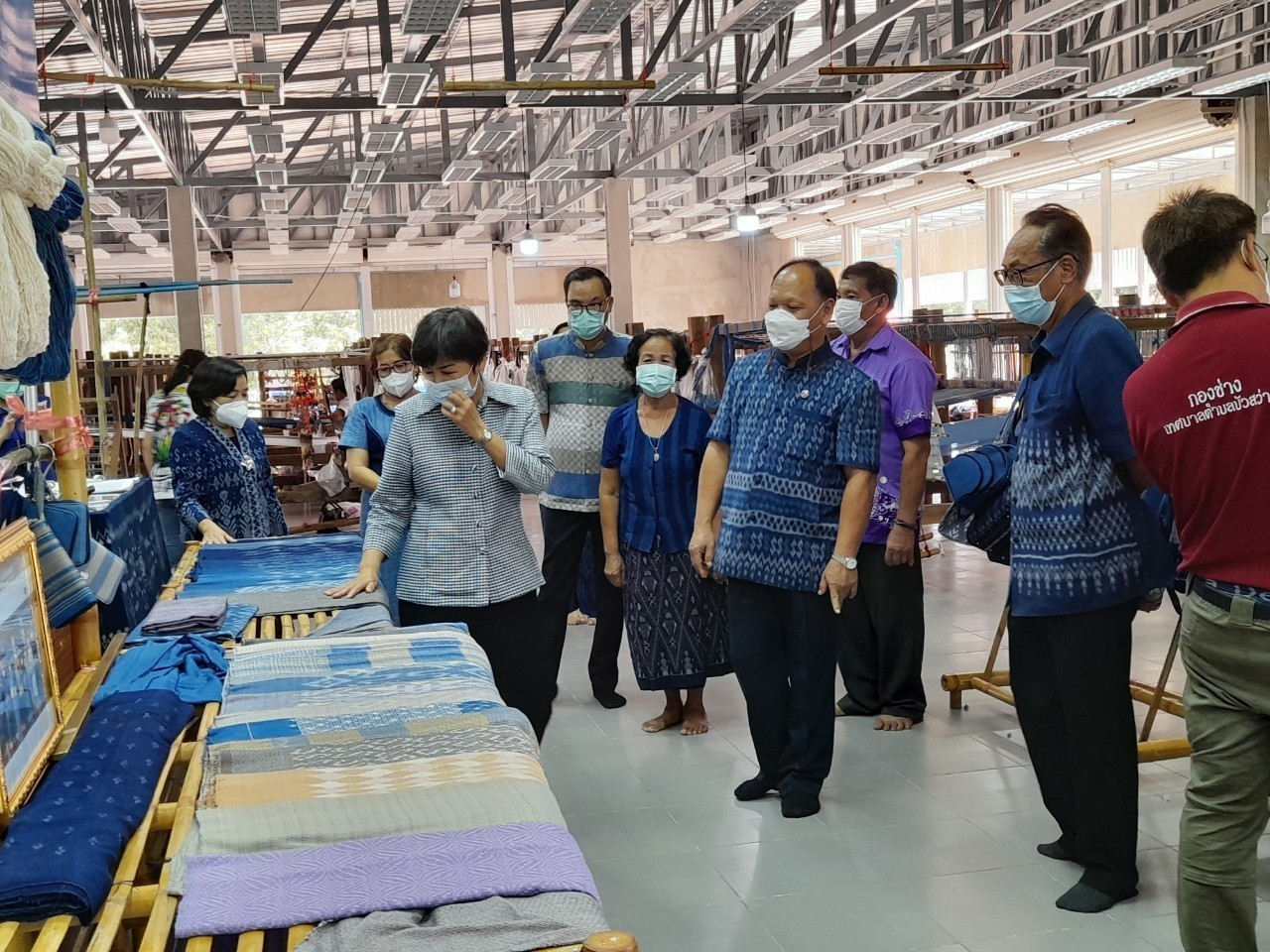 ผู้ว่าราชการจังหวัดสกลนคร : ติดตามการดำเนินงานโครงการเพิ่มศักยภาพศูนย์เรียนรู้ผ้าย้อมคราม บ้านดอนกอย “วิชชาลัยดอนกอย วิถีแห่งการพัฒนาที่ยั่งยืน”