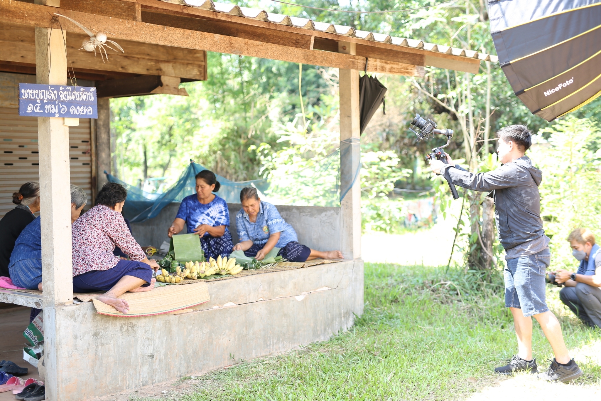 พัฒนาการจังหวัดสกลนคร : สนับสนุนการถ่ายทำวีดิทัศน์ผลสำเร็จโครงการ 9 ; 10 ปฏิบัติบูชา “สืบสาน รักษา ต่อยอด” เพื่อพัฒนาชุมชน ประจำปี 2565