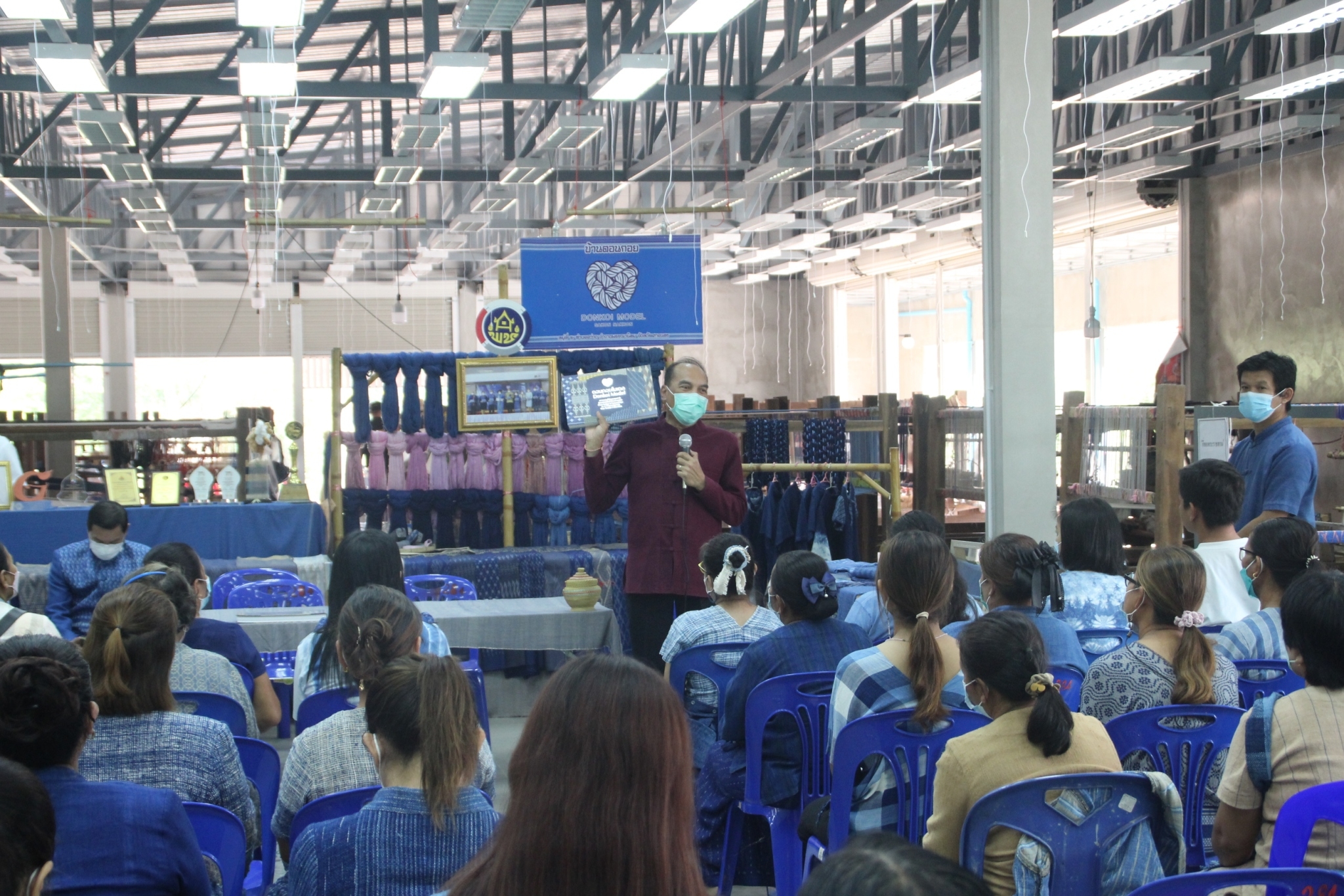 อธิบดีกรมการพัฒนาชุมชน : ตรวจเยี่ยมศูนย์เรียนรู้ผ้าย้อมคราม “วิชชาลัยดอนกอย วิถีแห่งการพัฒนาที่ยั่งยืน” พร้อมนำผู้เชี่ยวชาญด้านผ้าไทยขับเคลื่อนงาน “ดอนกอยโมเดล” ระยะที่ 3