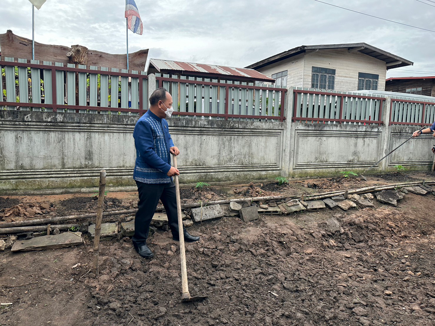 จังหวัดสกลนคร : รณรงค์ให้ประชาชนทุกครัวเรือนปลูกผักสวนครัวเพื่อสร้างความมั่นคงทางอาหารอย่างต่อเนื่อง “สร้างรายได้หลักล้านสู่ชุมชน”
