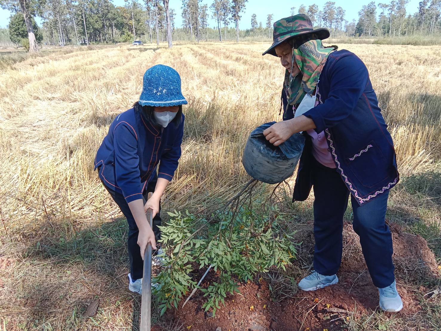ผู้ว่าราชการจังหวัดสกลนคร : บูรณาการทุกภาคส่วนในพื้นที่จังหวัดสกลนคร ปรับปรุงภูมิทัศน์บ้านดอนกอยและศูนย์เรียนรู้ผ้าย้อมคราม”วิชชาลัยดอนกอย วิถีแห่งการพัฒนาที่ ยังยืน”