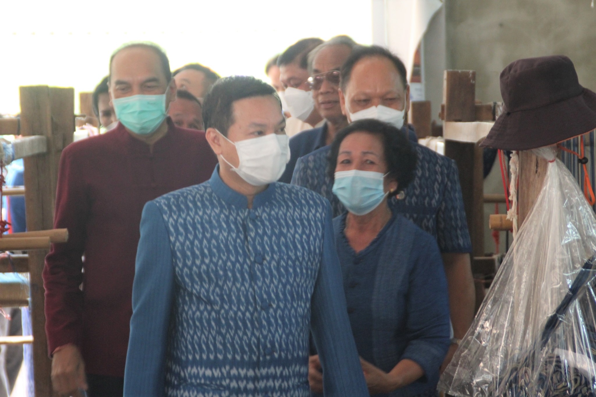อธิบดีกรมการพัฒนาชุมชน : ตรวจเยี่ยมศูนย์เรียนรู้ผ้าย้อมคราม “วิชชาลัยดอนกอย วิถีแห่งการพัฒนาที่ยั่งยืน” พร้อมนำผู้เชี่ยวชาญด้านผ้าไทยขับเคลื่อนงาน “ดอนกอยโมเดล” ระยะที่ 3