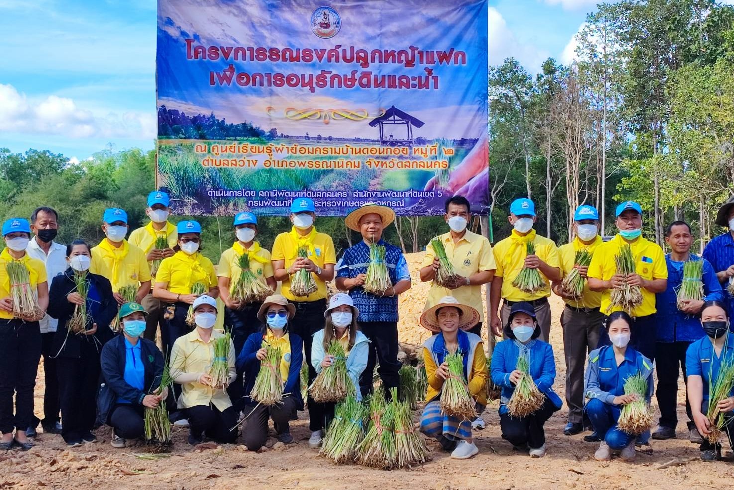 จังหวัดสกลนคร : ร่วมผลึกกำลังทั้งภาครัฐและเอกชนพัฒนาปรับปรุงภูมิทัศน์บ้านดอนกอย สู่การเป็นหมู่บ้านพัฒนาต้นแบบที่ยั่งยืน ในปี 2566