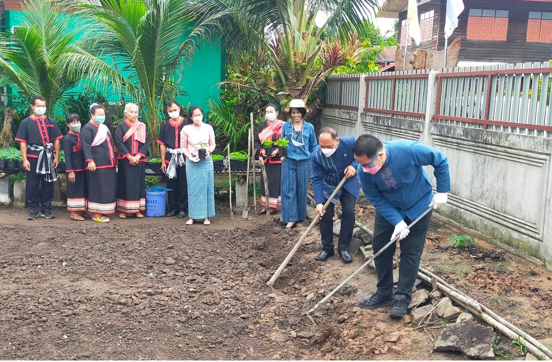 จังหวัดสกลนคร : รณรงค์ให้ประชาชนทุกครัวเรือนปลูกผักสวนครัวเพื่อสร้างความมั่นคงทางอาหารอย่างต่อเนื่อง “สร้างรายได้หลักล้านสู่ชุมชน”