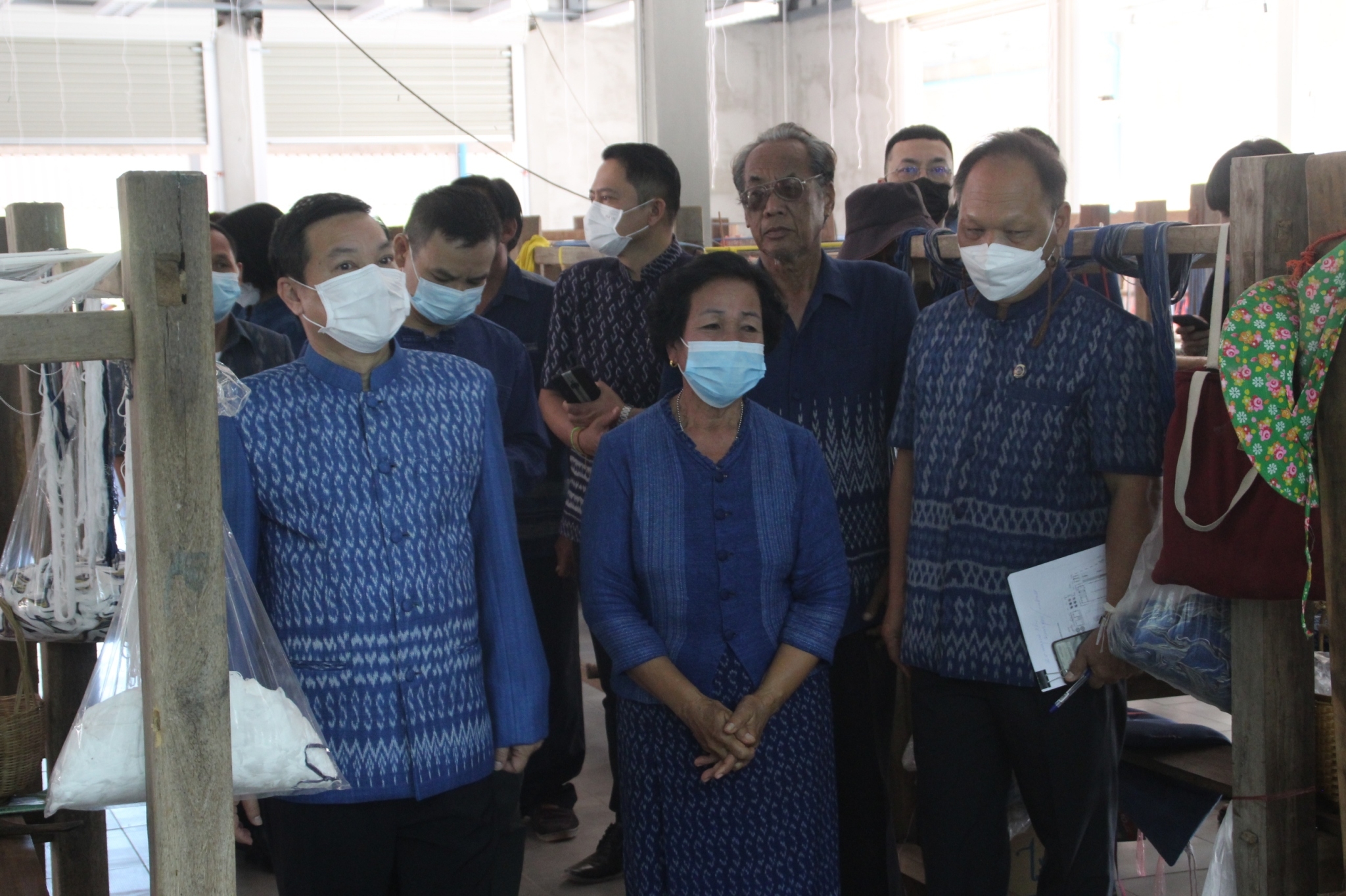 อธิบดีกรมการพัฒนาชุมชน : ตรวจเยี่ยมศูนย์เรียนรู้ผ้าย้อมคราม “วิชชาลัยดอนกอย วิถีแห่งการพัฒนาที่ยั่งยืน” พร้อมนำผู้เชี่ยวชาญด้านผ้าไทยขับเคลื่อนงาน “ดอนกอยโมเดล” ระยะที่ 3