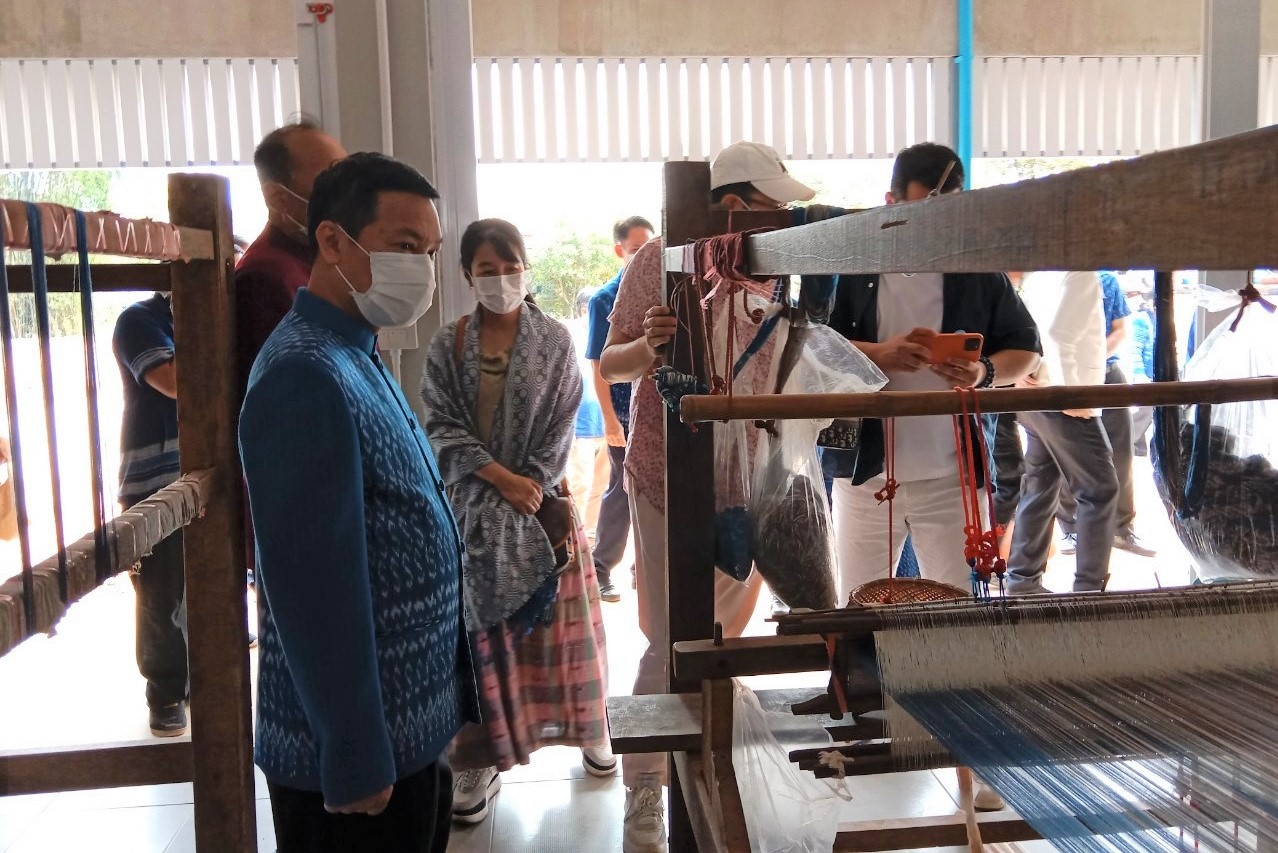 อธิบดีกรมการพัฒนาชุมชน : ตรวจเยี่ยมศูนย์เรียนรู้ผ้าย้อมคราม “วิชชาลัยดอนกอย วิถีแห่งการพัฒนาที่ยั่งยืน” พร้อมนำผู้เชี่ยวชาญด้านผ้าไทยขับเคลื่อนงาน “ดอนกอยโมเดล” ระยะที่ 3