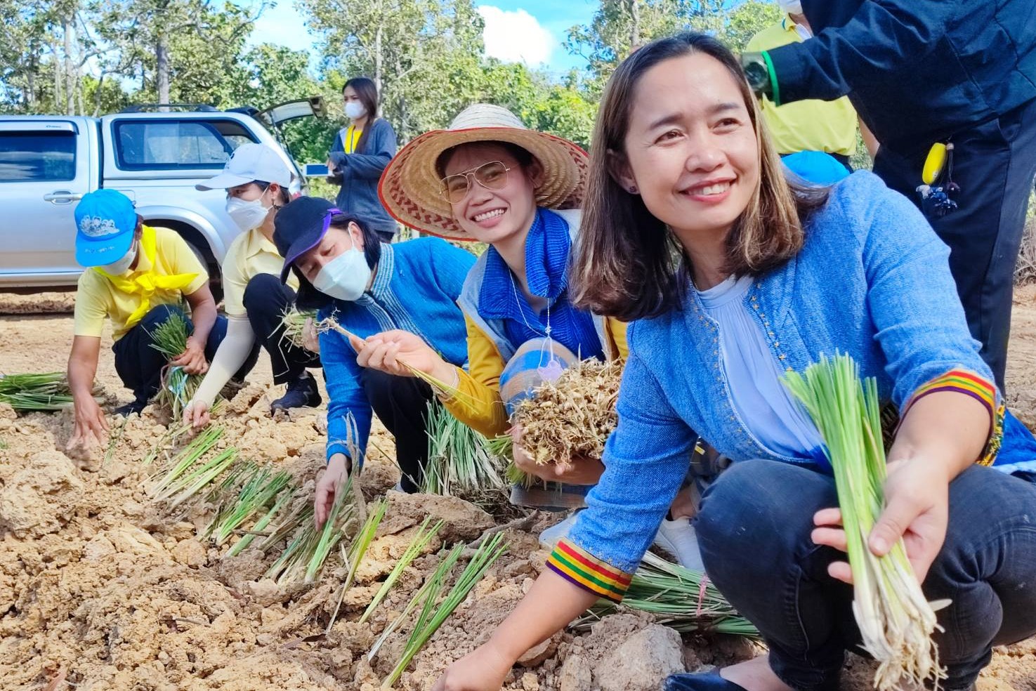 จังหวัดสกลนคร : ร่วมผลึกกำลังทั้งภาครัฐและเอกชนพัฒนาปรับปรุงภูมิทัศน์บ้านดอนกอย สู่การเป็นหมู่บ้านพัฒนาต้นแบบที่ยั่งยืน ในปี 2566