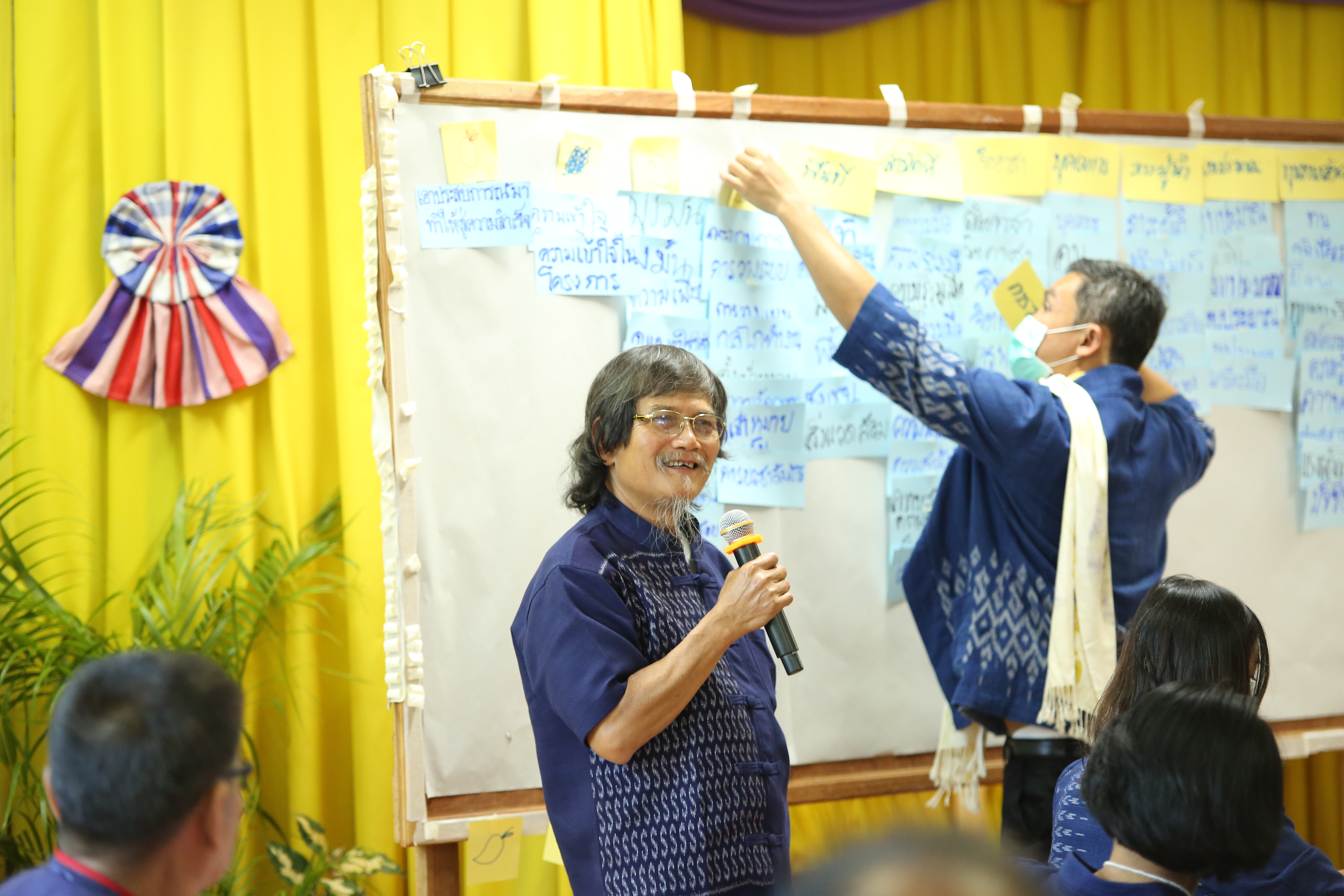 กรมการพัฒนาชุมชน กระทรวงมหาดไทยร่วมกับจังหวัดสกลนคร : จัดกิจกรรมเพิ่มทักษะการจัดการความรู้ด้านการถอดบทเรียน โครงการอำเภอนำร่อง “บำบัดทุกข์ บำรุงสุข” แบบบูรณาการ และสร้างนักขับเคลื่อนยุทธศาสตร์ นำการเปลี่ยนแปลง กระทรวงมหาดไทย