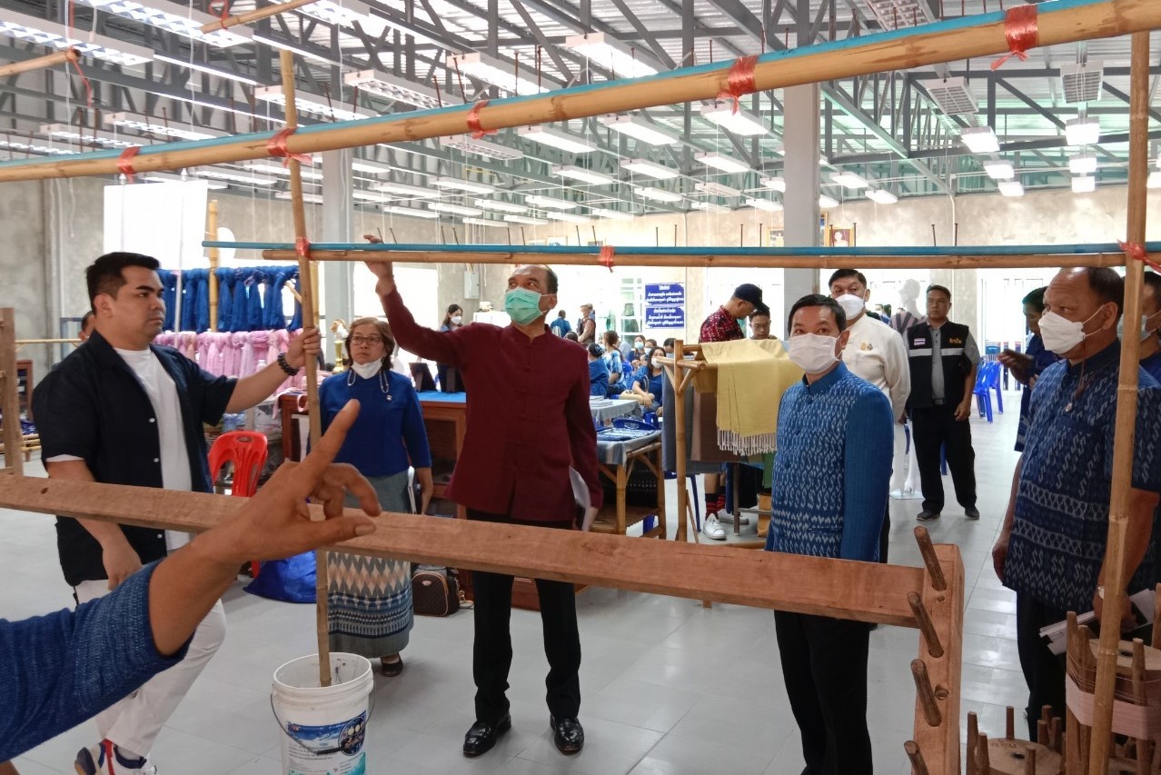 อธิบดีกรมการพัฒนาชุมชน : ตรวจเยี่ยมศูนย์เรียนรู้ผ้าย้อมคราม “วิชชาลัยดอนกอย วิถีแห่งการพัฒนาที่ยั่งยืน” พร้อมนำผู้เชี่ยวชาญด้านผ้าไทยขับเคลื่อนงาน “ดอนกอยโมเดล” ระยะที่ 3