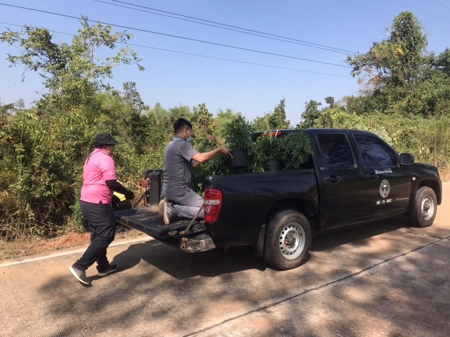 ผู้ว่าราชการจังหวัดสกลนคร : บูรณาการทุกภาคส่วนในพื้นที่จังหวัดสกลนคร ปรับปรุงภูมิทัศน์บ้านดอนกอยและศูนย์เรียนรู้ผ้าย้อมคราม”วิชชาลัยดอนกอย วิถีแห่งการพัฒนาที่ ยังยืน”
