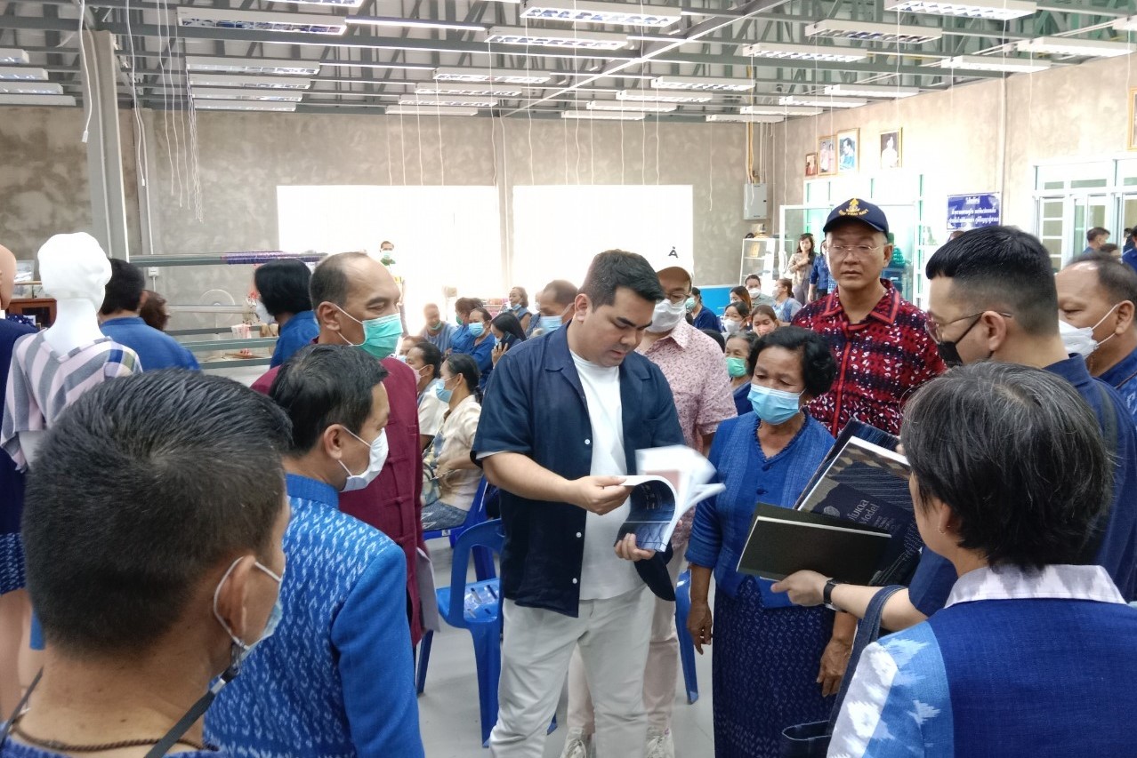 อธิบดีกรมการพัฒนาชุมชน : ตรวจเยี่ยมศูนย์เรียนรู้ผ้าย้อมคราม “วิชชาลัยดอนกอย วิถีแห่งการพัฒนาที่ยั่งยืน” พร้อมนำผู้เชี่ยวชาญด้านผ้าไทยขับเคลื่อนงาน “ดอนกอยโมเดล” ระยะที่ 3