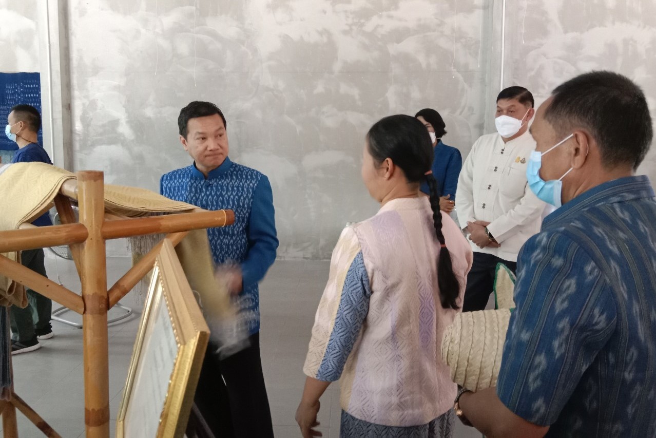 อธิบดีกรมการพัฒนาชุมชน : ตรวจเยี่ยมศูนย์เรียนรู้ผ้าย้อมคราม “วิชชาลัยดอนกอย วิถีแห่งการพัฒนาที่ยั่งยืน” พร้อมนำผู้เชี่ยวชาญด้านผ้าไทยขับเคลื่อนงาน “ดอนกอยโมเดล” ระยะที่ 3