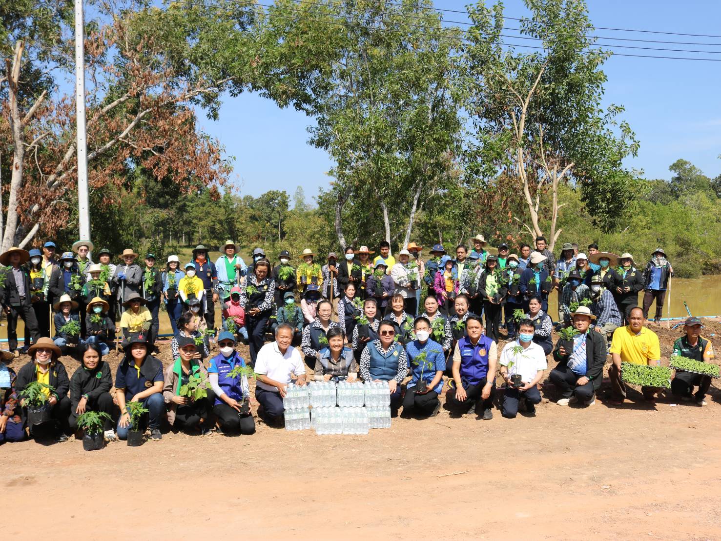 ผู้ว่าราชการจังหวัดสกลนคร : บูรณาการทุกภาคส่วนในพื้นที่จังหวัดสกลนคร ปรับปรุงภูมิทัศน์บ้านดอนกอยและศูนย์เรียนรู้ผ้าย้อมคราม”วิชชาลัยดอนกอย วิถีแห่งการพัฒนาที่ ยังยืน”