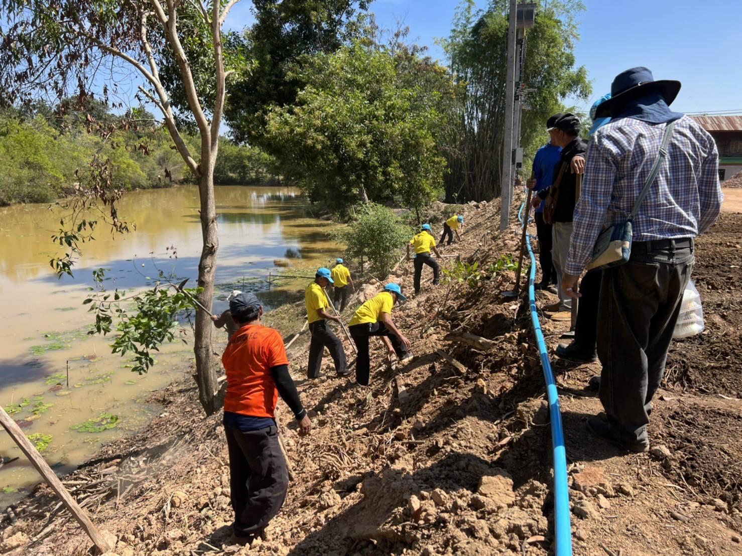 ผู้ว่าราชการจังหวัดสกลนคร : บูรณาการทุกภาคส่วนในพื้นที่จังหวัดสกลนคร ปรับปรุงภูมิทัศน์บ้านดอนกอยและศูนย์เรียนรู้ผ้าย้อมคราม”วิชชาลัยดอนกอย วิถีแห่งการพัฒนาที่ ยังยืน”