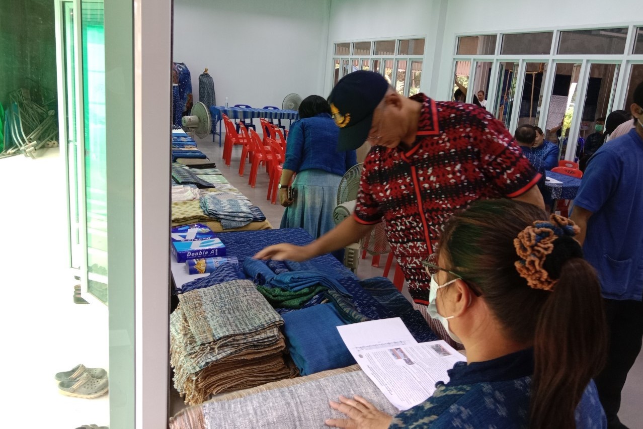 อธิบดีกรมการพัฒนาชุมชน : ตรวจเยี่ยมศูนย์เรียนรู้ผ้าย้อมคราม “วิชชาลัยดอนกอย วิถีแห่งการพัฒนาที่ยั่งยืน” พร้อมนำผู้เชี่ยวชาญด้านผ้าไทยขับเคลื่อนงาน “ดอนกอยโมเดล” ระยะที่ 3
