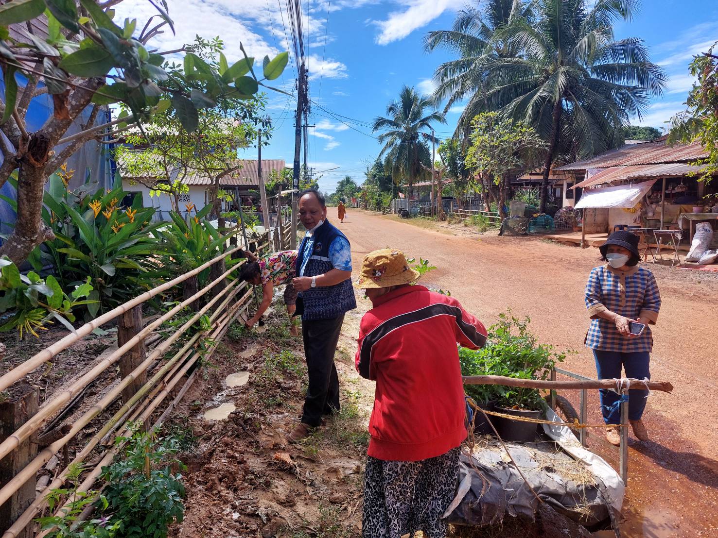 พัฒนาชุมชนจังหวัดสกลนคร : ร่วมสนับสนุนการปรับปรุงภูมิทัศน์บ้านดอนกอยและศูนย์เรียนรู้ผ้าย้อมคราม”วิชชาลัยดอนกอย วิถีแห่งการพัฒ นาที่ ยังยืน”