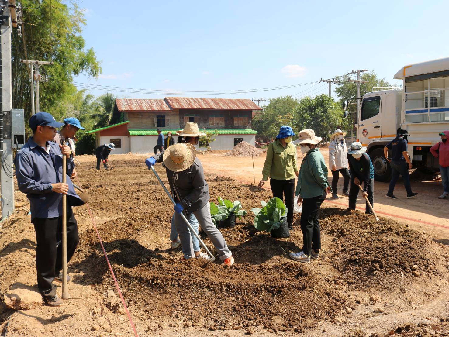 ผู้ว่าราชการจังหวัดสกลนคร : บูรณาการทุกภาคส่วนในพื้นที่จังหวัดสกลนคร ปรับปรุงภูมิทัศน์บ้านดอนกอยและศูนย์เรียนรู้ผ้าย้อมคราม”วิชชาลัยดอนกอย วิถีแห่งการพัฒนาที่ ยังยืน”