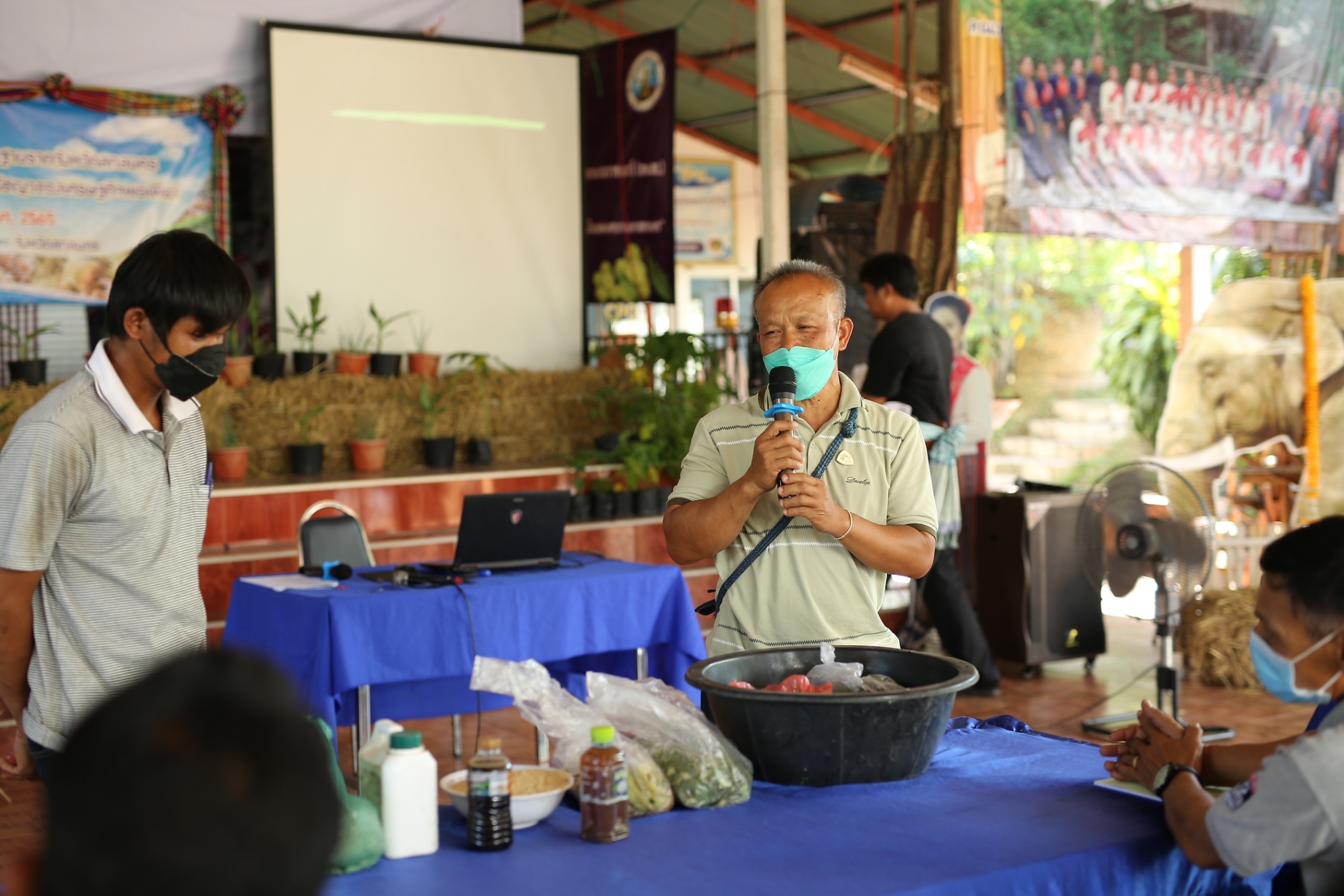 ผู้ว่าราชการจังหวัดสกลนคร : เปิดการฝึกอบรมเพื่อพัฒนาคุณภาพชีวิต เพิ่มทักษะความรู้ด้านอาชีพแก่ครัวเรือนตกเกณฑ์ TPMAP มิติรายได้ ของจังหวัดสกลนคร พัฒนาสู่ความยั่งยืน ในปี 2566