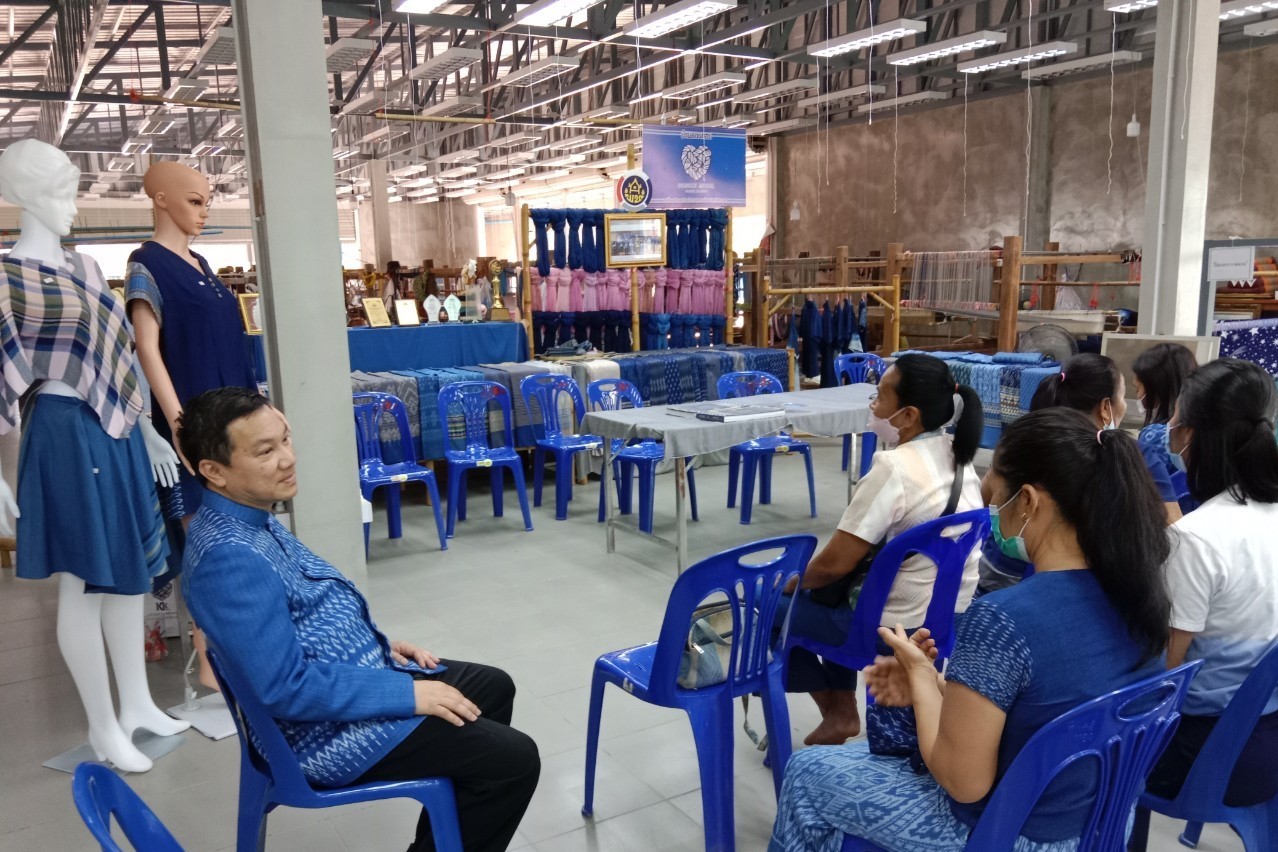 อธิบดีกรมการพัฒนาชุมชน : ตรวจเยี่ยมศูนย์เรียนรู้ผ้าย้อมคราม “วิชชาลัยดอนกอย วิถีแห่งการพัฒนาที่ยั่งยืน” พร้อมนำผู้เชี่ยวชาญด้านผ้าไทยขับเคลื่อนงาน “ดอนกอยโมเดล” ระยะที่ 3