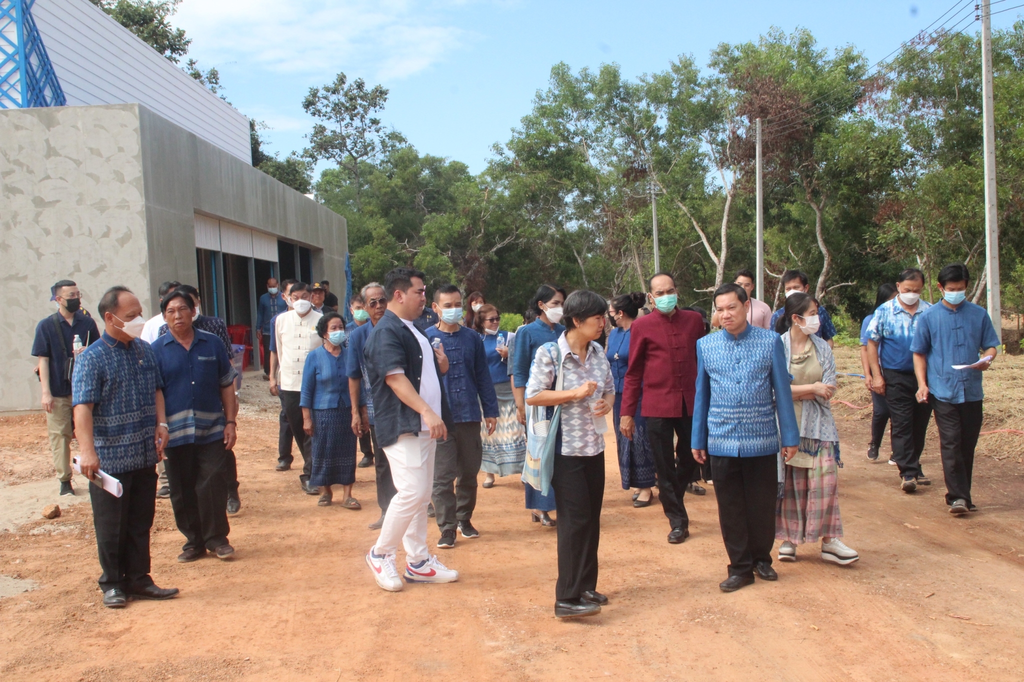 อธิบดีกรมการพัฒนาชุมชน : ตรวจเยี่ยมศูนย์เรียนรู้ผ้าย้อมคราม “วิชชาลัยดอนกอย วิถีแห่งการพัฒนาที่ยั่งยืน” พร้อมนำผู้เชี่ยวชาญด้านผ้าไทยขับเคลื่อนงาน “ดอนกอยโมเดล” ระยะที่ 3