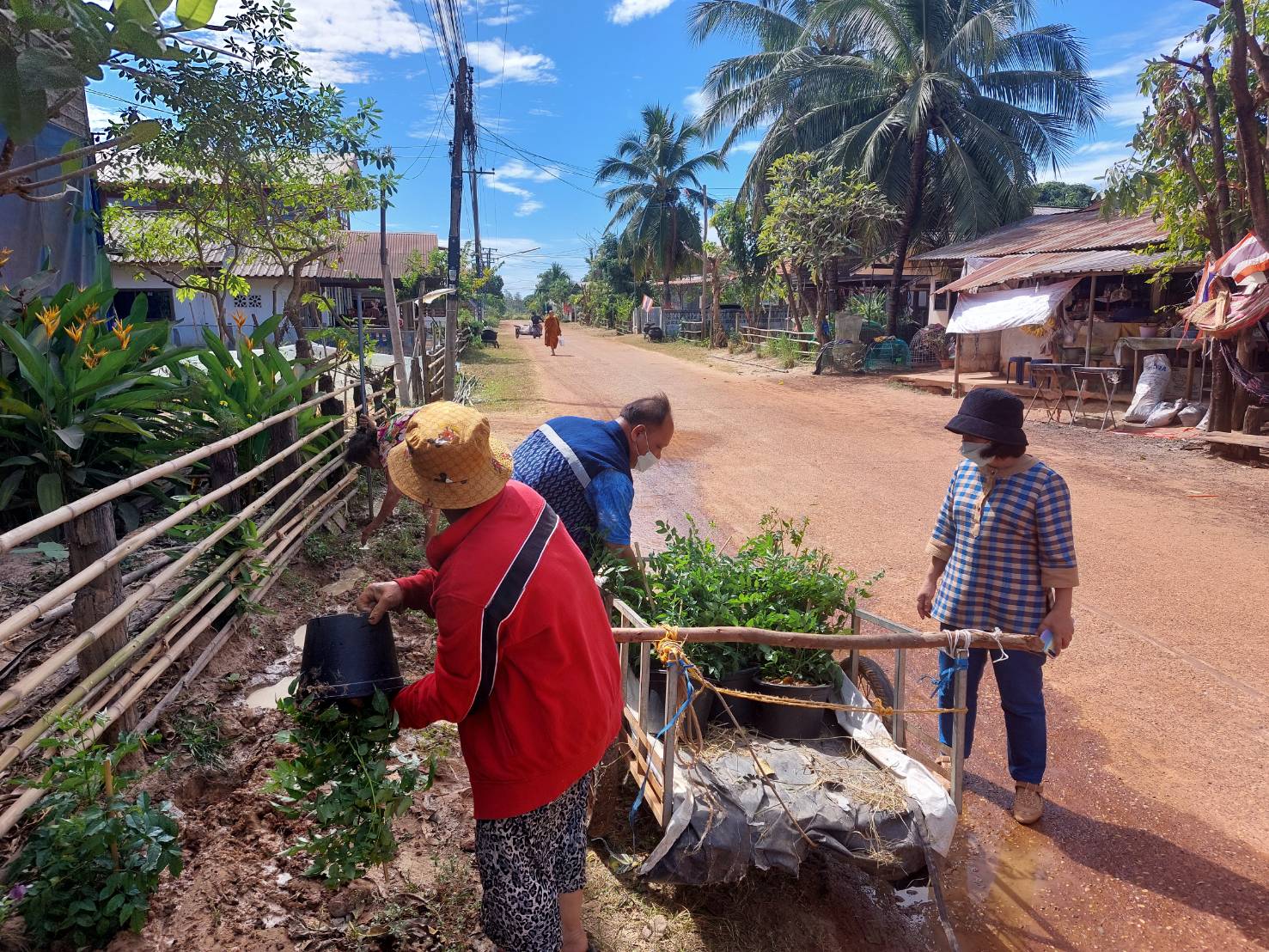 พัฒนาชุมชนจังหวัดสกลนคร : ร่วมสนับสนุนการปรับปรุงภูมิทัศน์บ้านดอนกอยและศูนย์เรียนรู้ผ้าย้อมคราม”วิชชาลัยดอนกอย วิถีแห่งการพัฒ นาที่ ยังยืน”