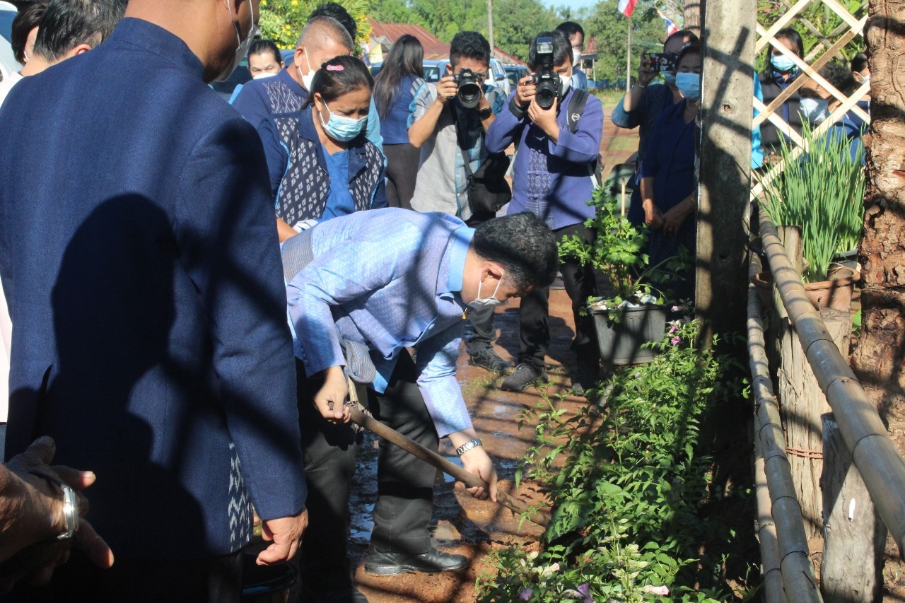 ปลัดกระทรวงมหาดไทย : ติดตามความก้าวหน้าการขับเคลื่อนงาน “ดอนกอยโมเดล” ภายใต้โครงการ “ผ้าไทยใส่ให้สนุก” ตามแนวพระดำริสมเด็จพระเจ้าลูกเธอ เจ้าฟ้า สิริวัณณวรี นารีรัตนราชกัญญา ในพื้นที่จังหวัดสกลนคร