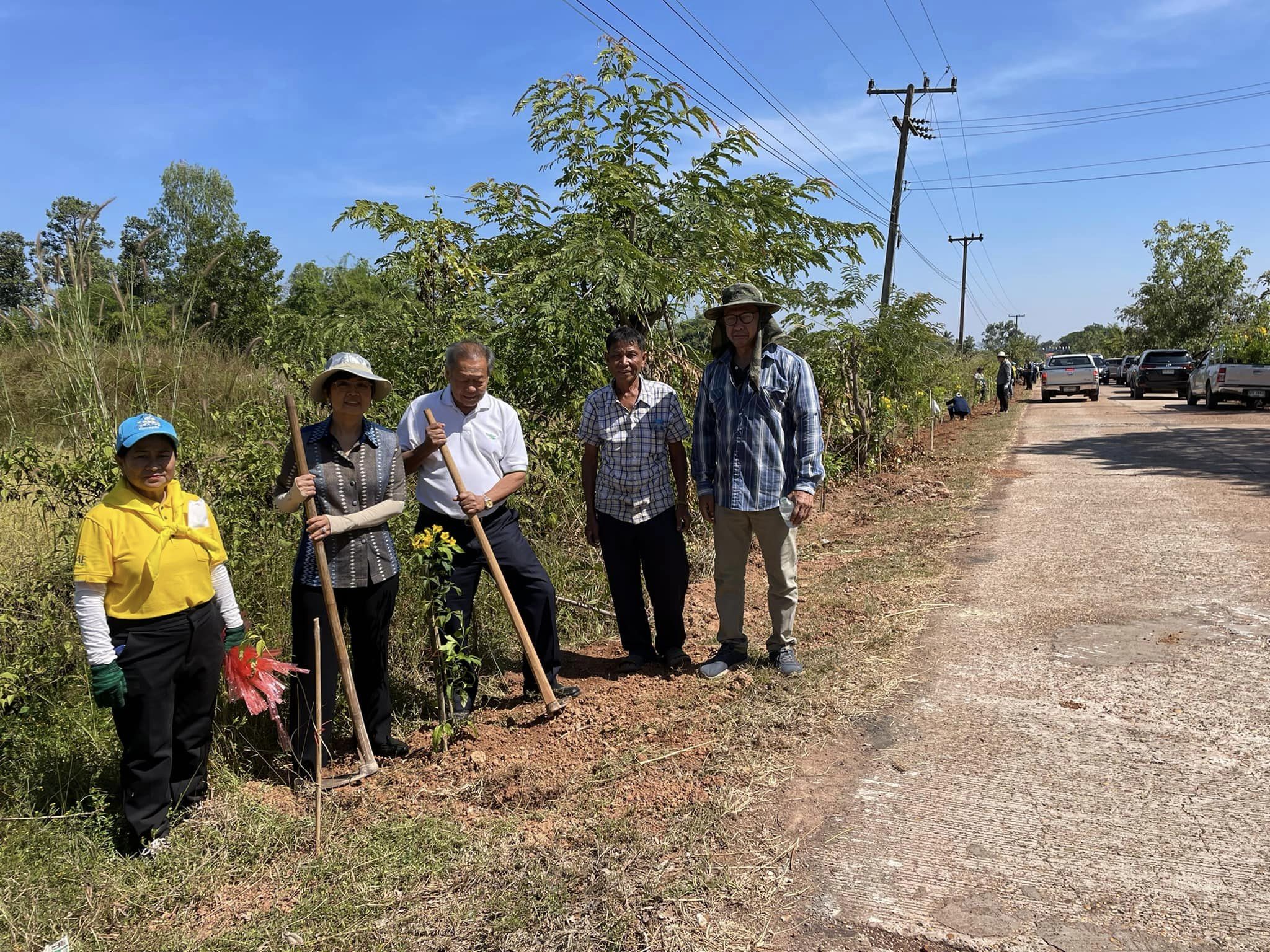 ผู้ว่าราชการจังหวัดสกลนคร : บูรณาการทุกภาคส่วนในพื้นที่จังหวัดสกลนคร ปรับปรุงภูมิทัศน์บ้านดอนกอยและศูนย์เรียนรู้ผ้าย้อมคราม”วิชชาลัยดอนกอย วิถีแห่งการพัฒนาที่ ยังยืน”