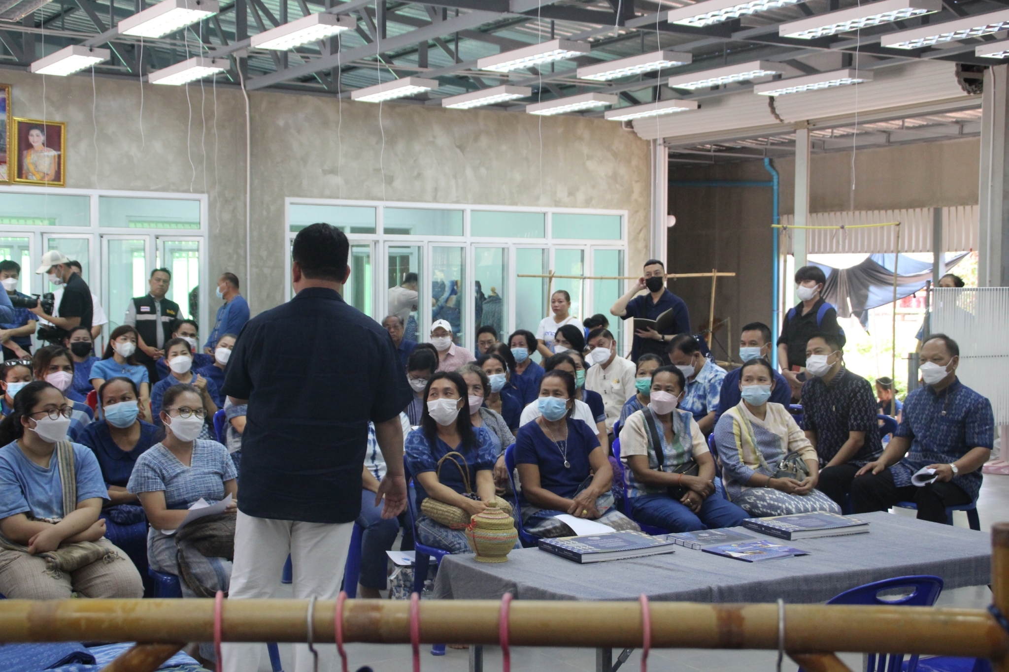 อธิบดีกรมการพัฒนาชุมชน : ตรวจเยี่ยมศูนย์เรียนรู้ผ้าย้อมคราม “วิชชาลัยดอนกอย วิถีแห่งการพัฒนาที่ยั่งยืน” พร้อมนำผู้เชี่ยวชาญด้านผ้าไทยขับเคลื่อนงาน “ดอนกอยโมเดล” ระยะที่ 3