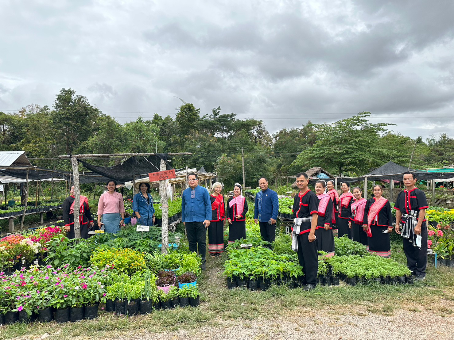 จังหวัดสกลนคร : รณรงค์ให้ประชาชนทุกครัวเรือนปลูกผักสวนครัวเพื่อสร้างความมั่นคงทางอาหารอย่างต่อเนื่อง “สร้างรายได้หลักล้านสู่ชุมชน”