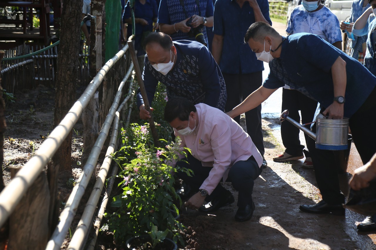 ปลัดกระทรวงมหาดไทย : ติดตามความก้าวหน้าการขับเคลื่อนงาน “ดอนกอยโมเดล” ภายใต้โครงการ “ผ้าไทยใส่ให้สนุก” ตามแนวพระดำริสมเด็จพระเจ้าลูกเธอ เจ้าฟ้า สิริวัณณวรี นารีรัตนราชกัญญา ในพื้นที่จังหวัดสกลนคร